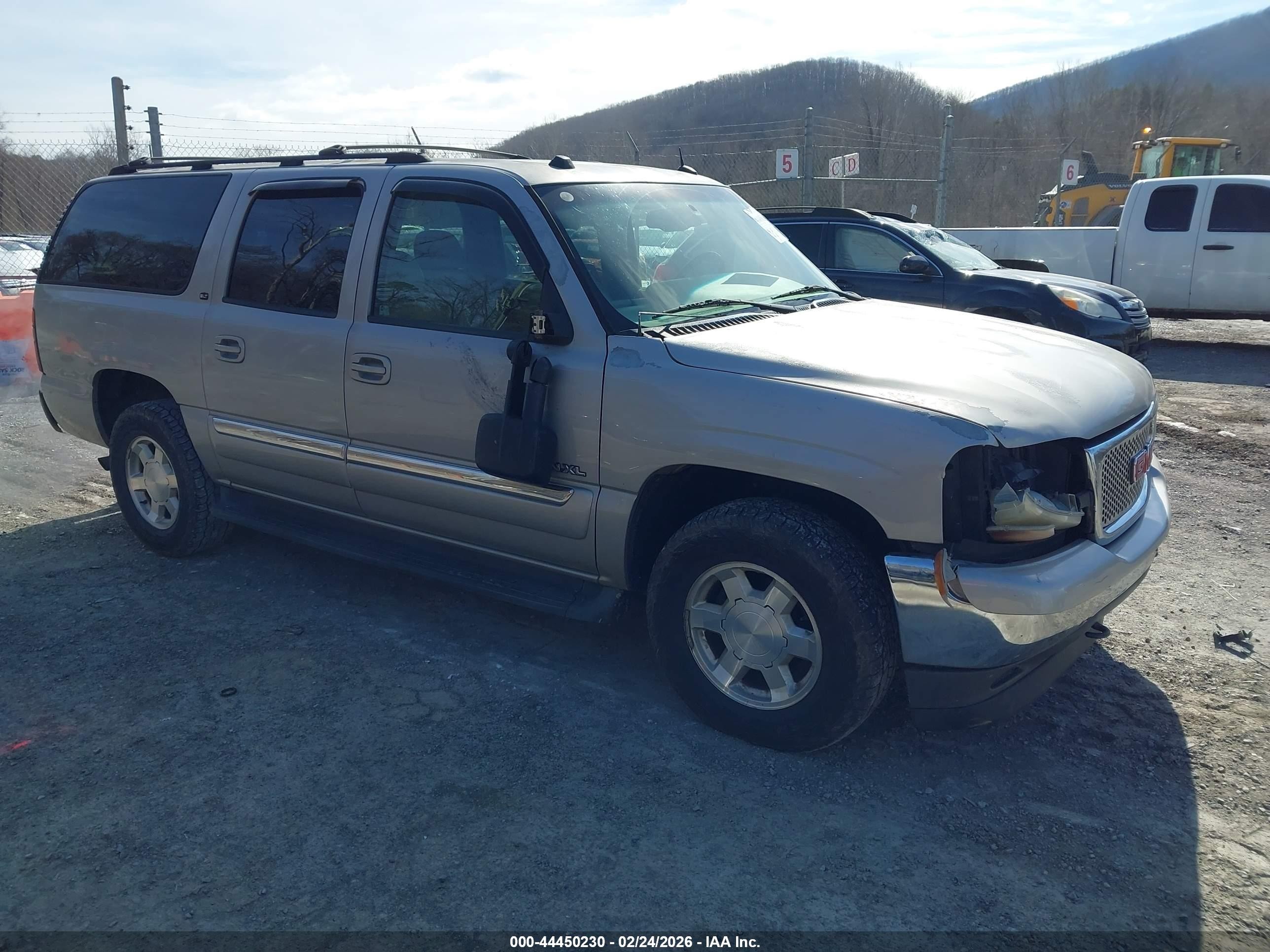 2005 GMC Yukon XL SLT, VIN 1GKFK16Z95J158035 — Front end