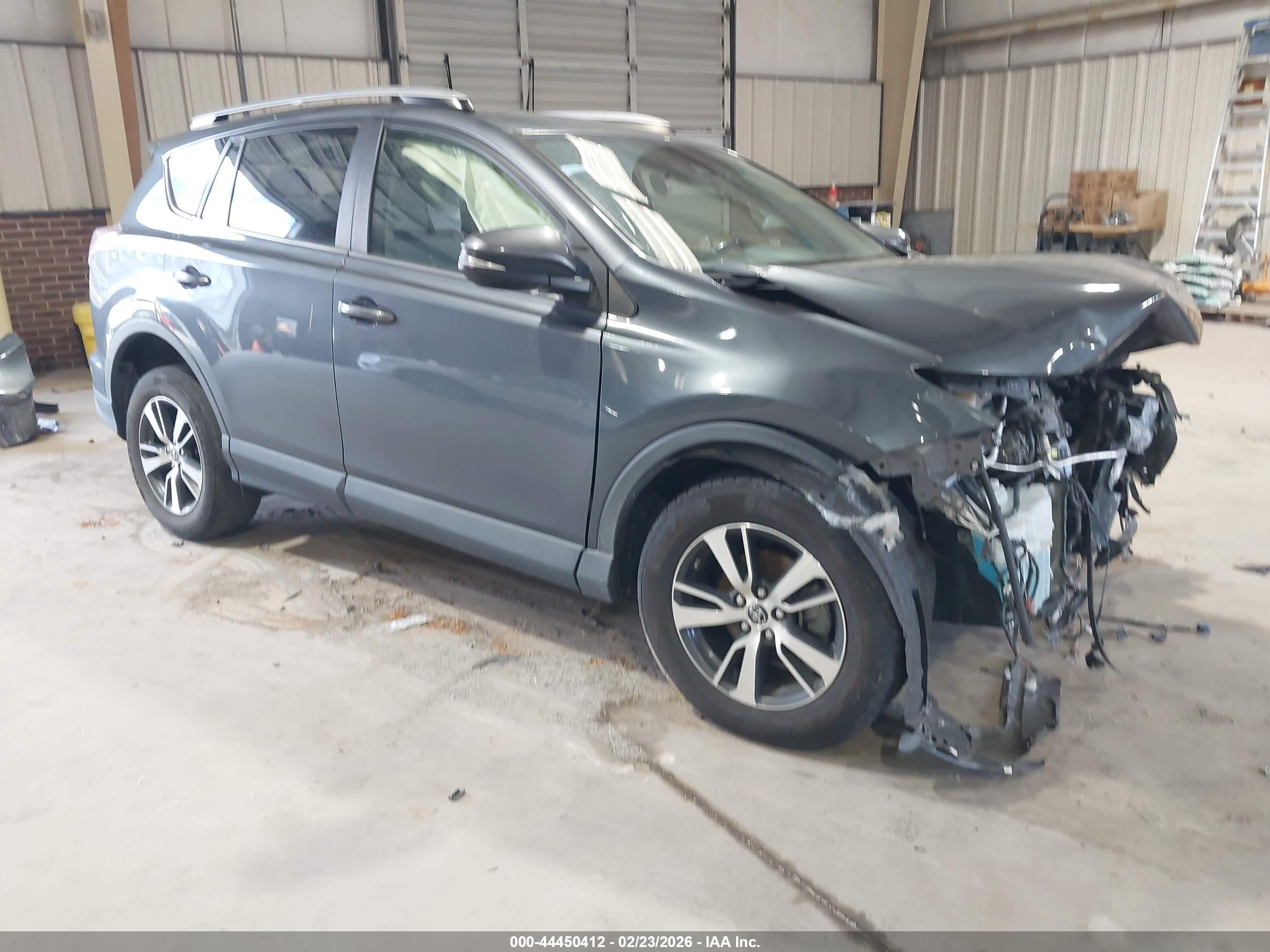 2017 Toyota RAV4 XLE, VIN JTMWFREV8HD102605 — Front end