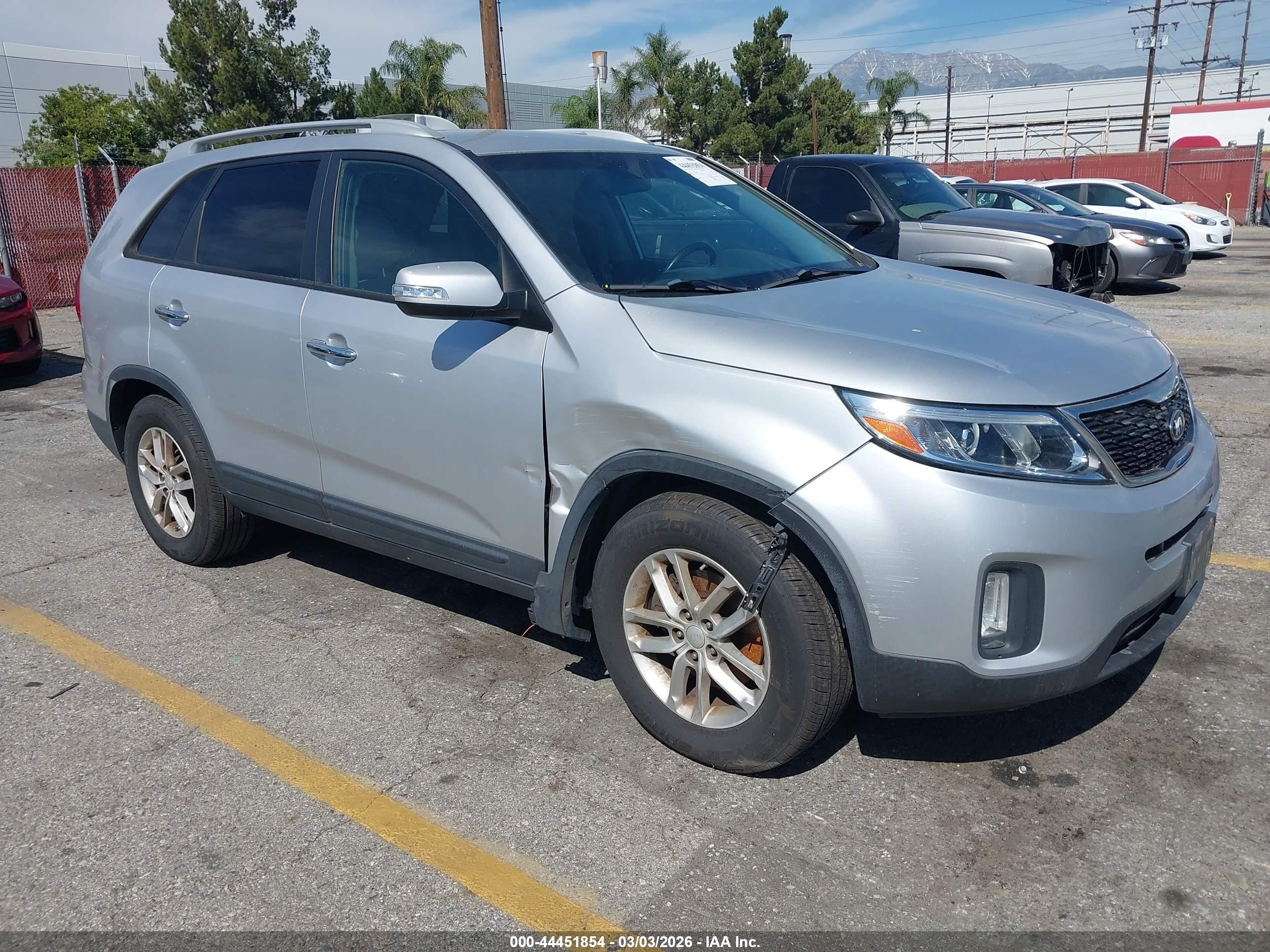 2014 Kia Sorento LX, VIN 5XYKT3A66EG450841 — Side