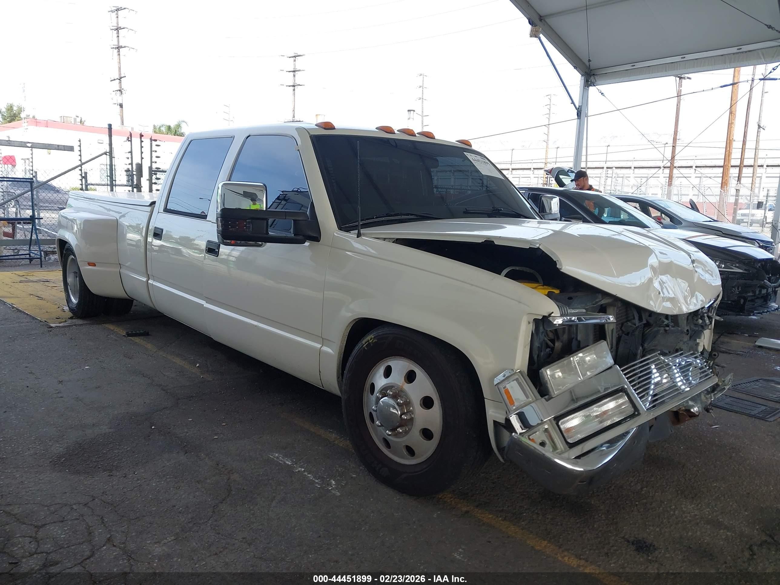 1998 Chevrolet Silverado 3500, VIN 1GCHC33J9WF045279 — Перед
