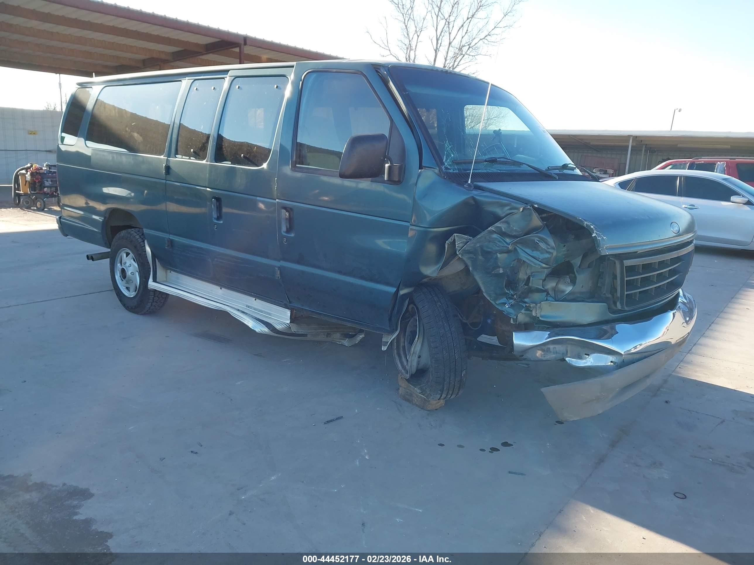 1995 Ford Econoline Wagon XL, VIN 1FBJS31H0SHA13070 — Front end