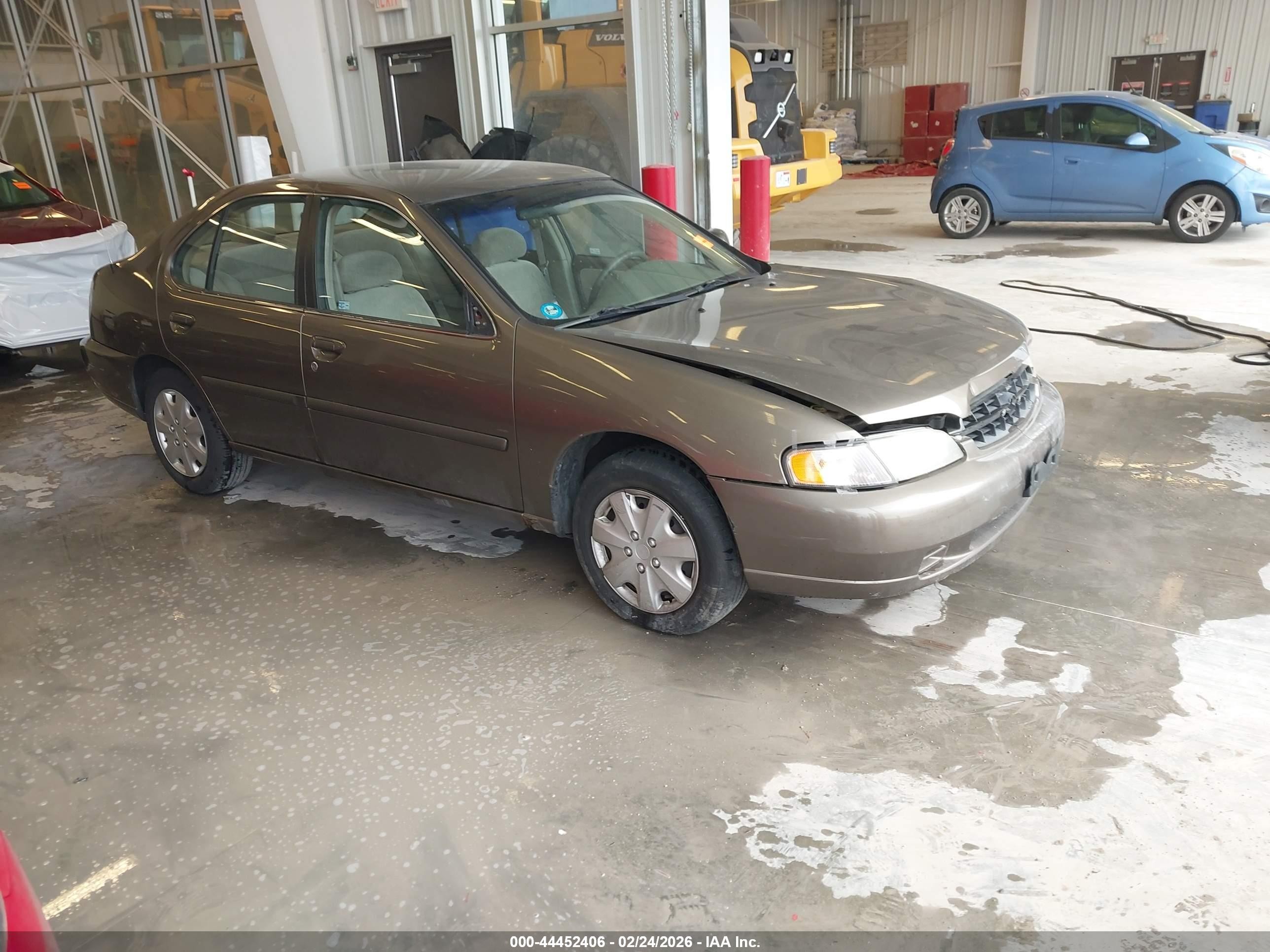 1999 Nissan Altima XE, VIN 1N4DL01D5XC270320 — Front end