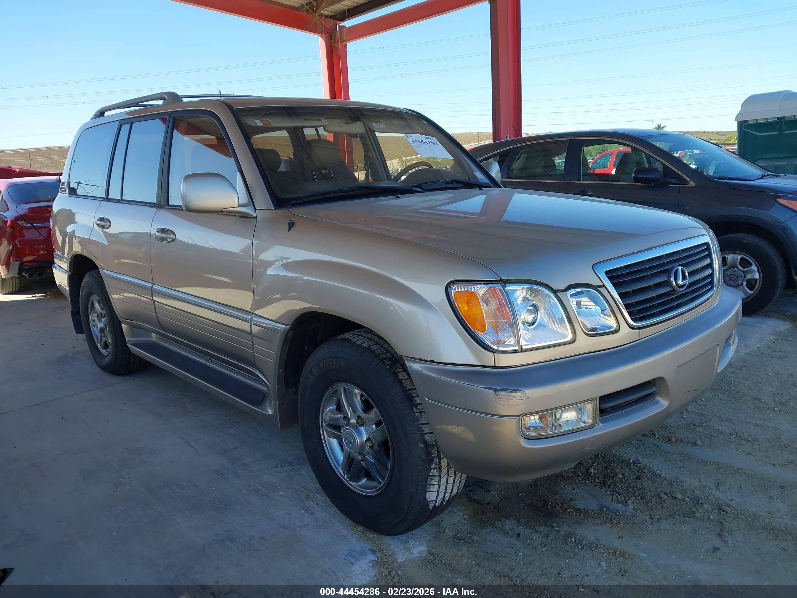 2001 Lexus LX 470, VIN JTJHT00W113504827 — Front end