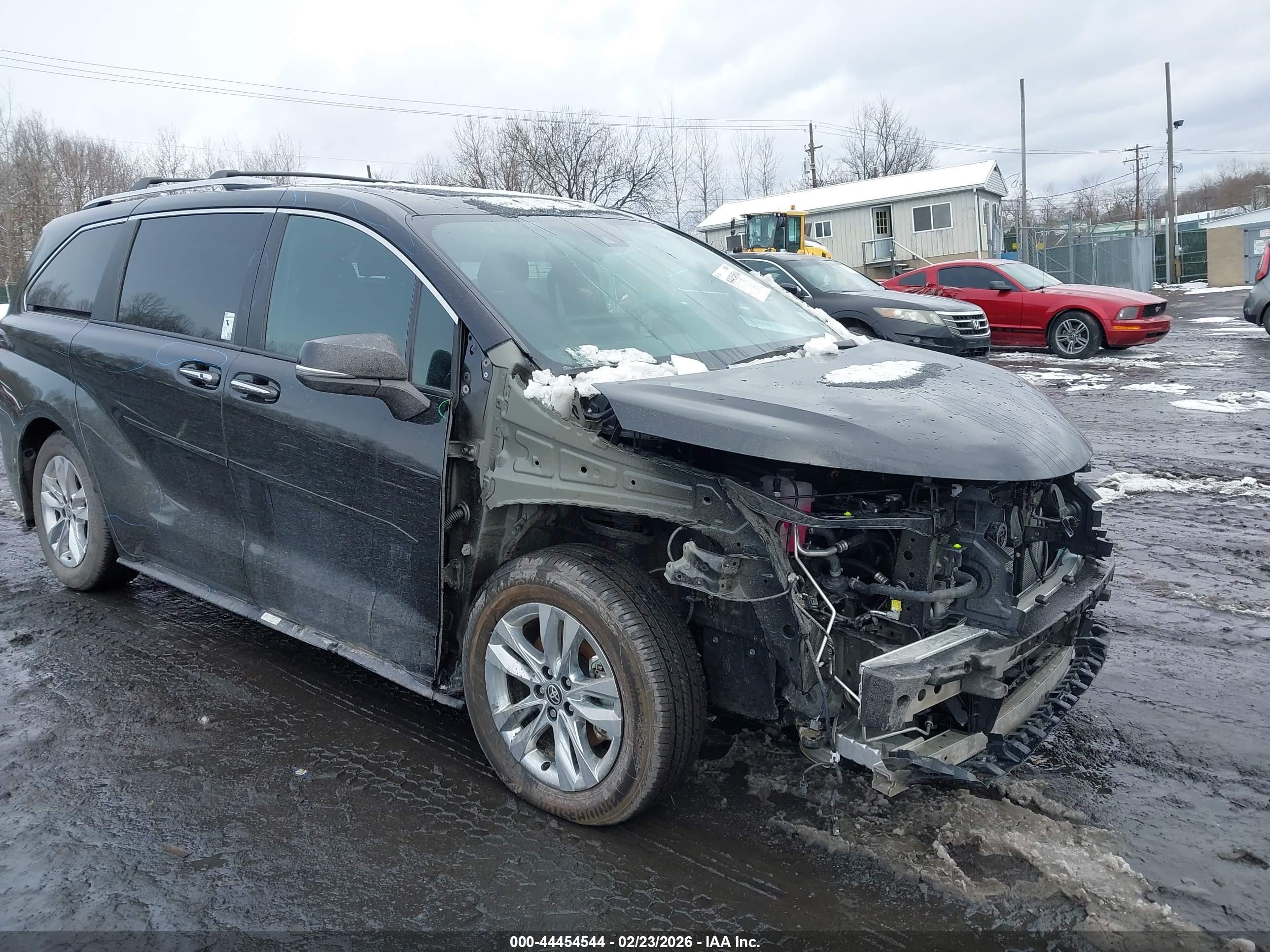 2025 Toyota Sienna Limited, VIN 5TDZSKFC4SS221471 — Перед