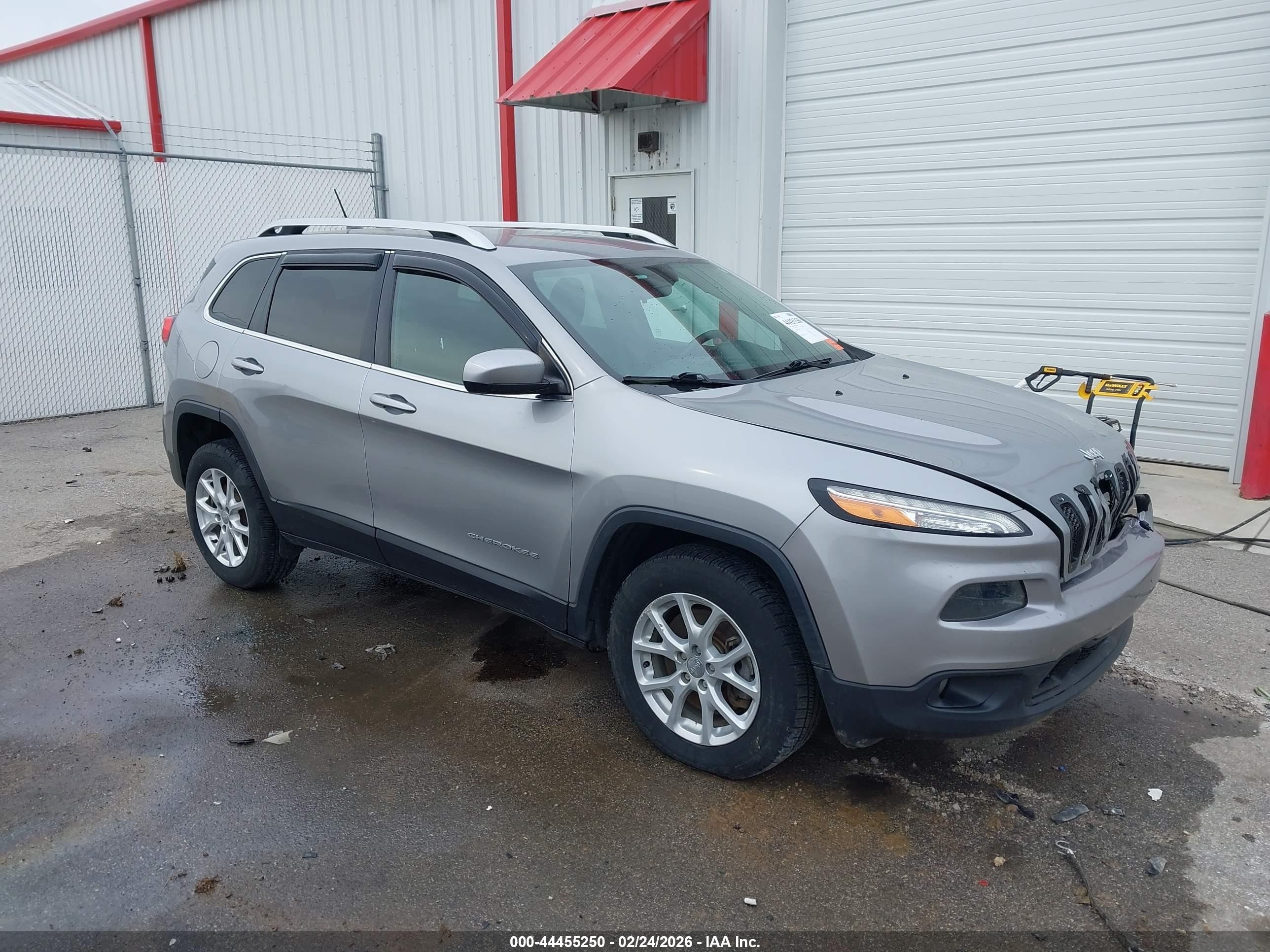 2015 Jeep Cherokee Latitude, VIN 1C4PJMCS3FW788696 — Перед