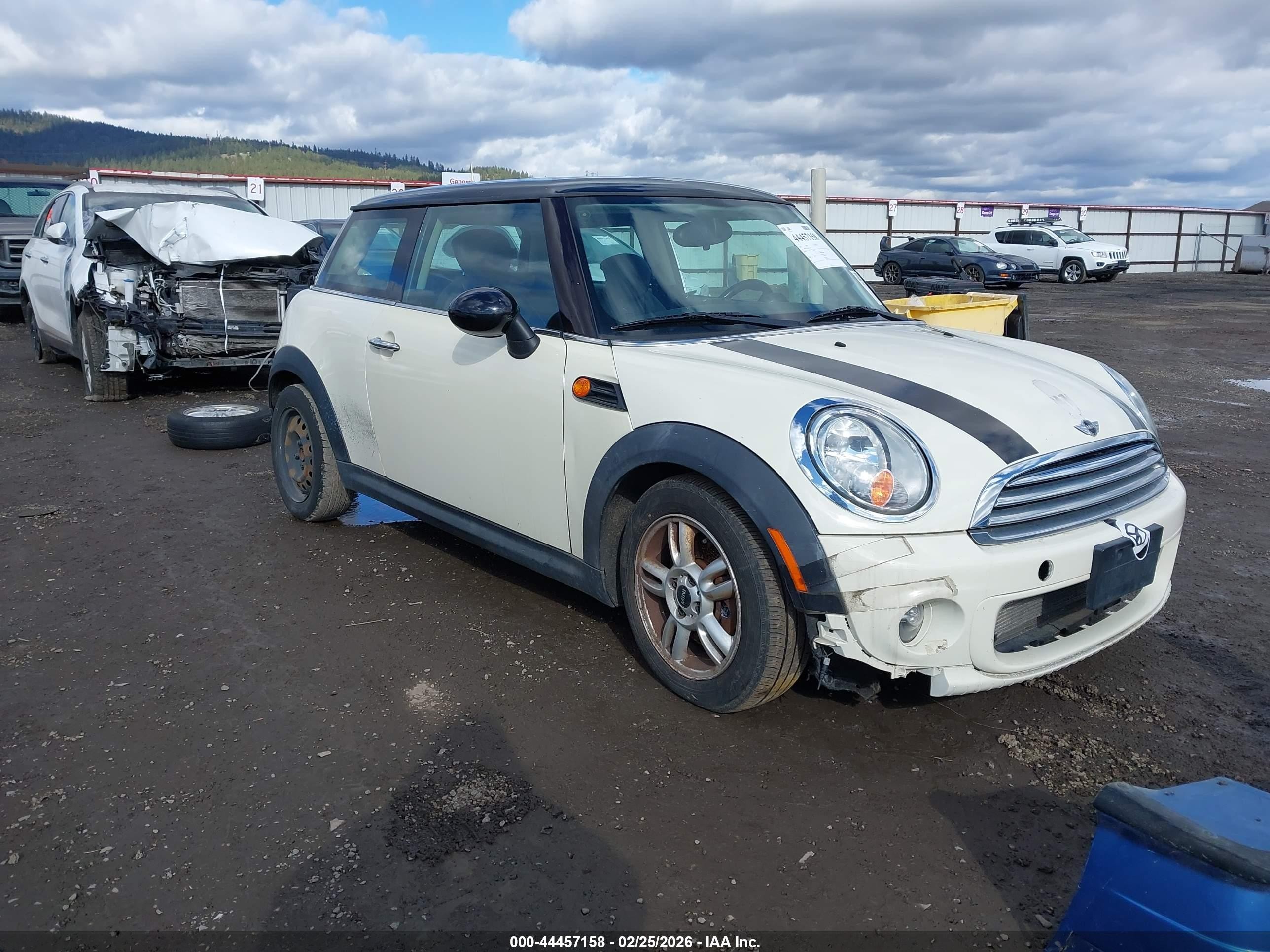 2012 MINI Hardtop, VIN WMWSU3C53CT261290 — Бок
