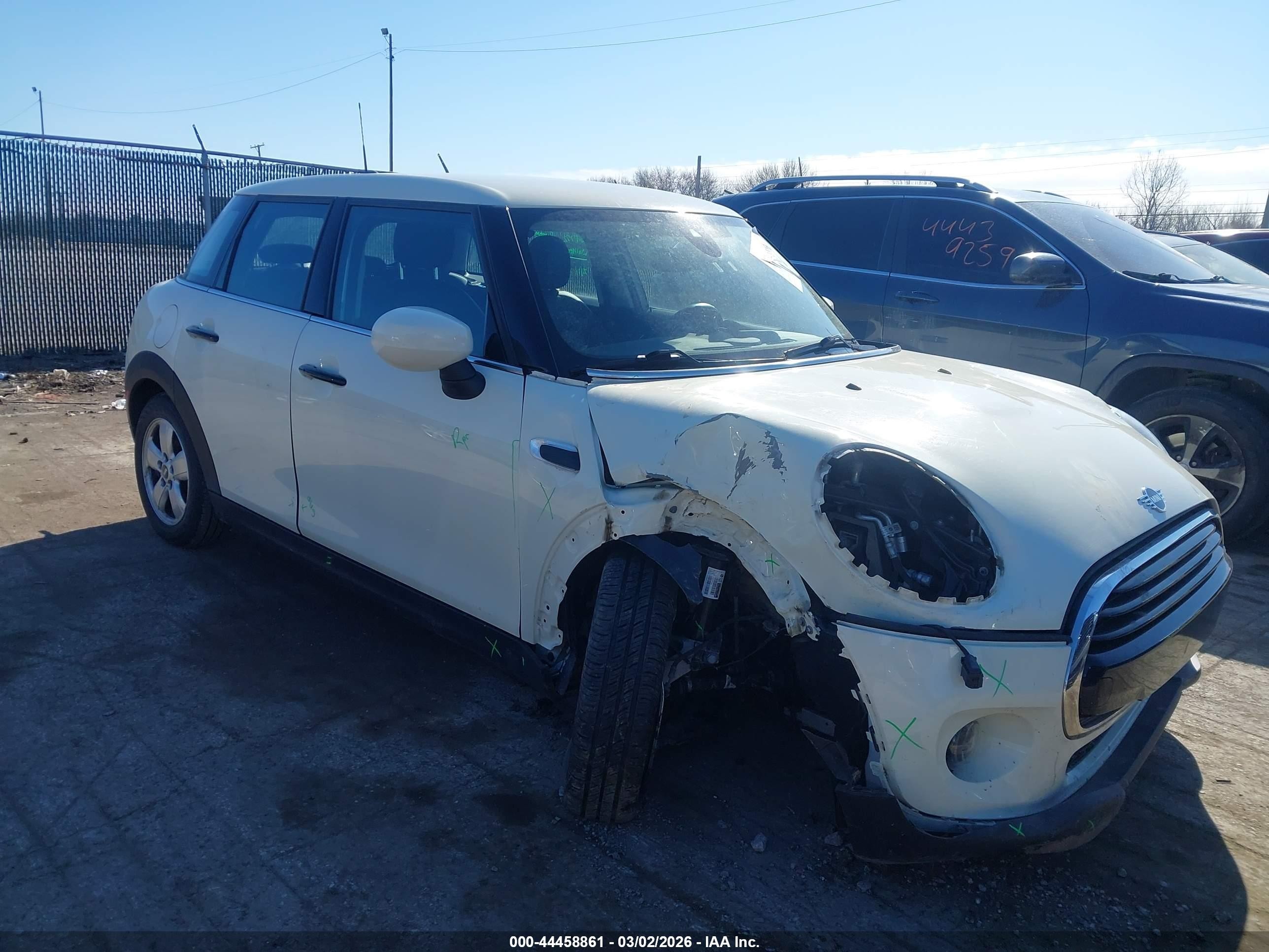 2021 MINI Hardtop 4 Door Cooper, VIN WMWXU7C01M2P40090 — Перед