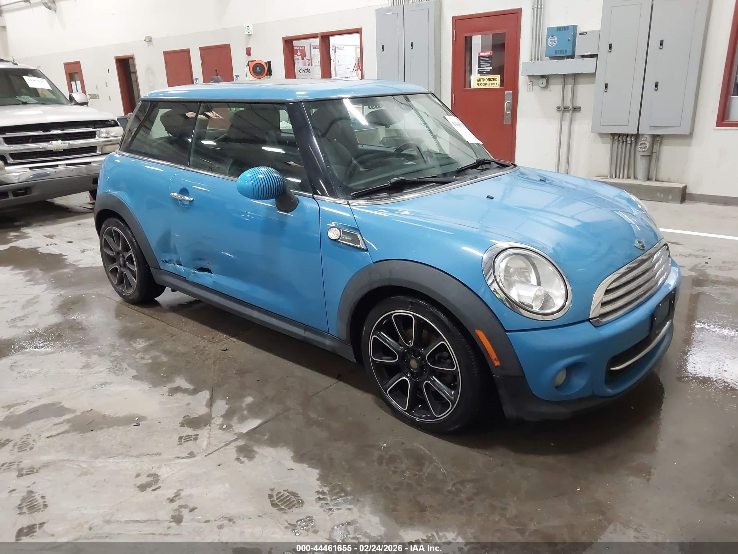 2012 MINI Hardtop, VIN WMWSU3C58CT369033 — Бок