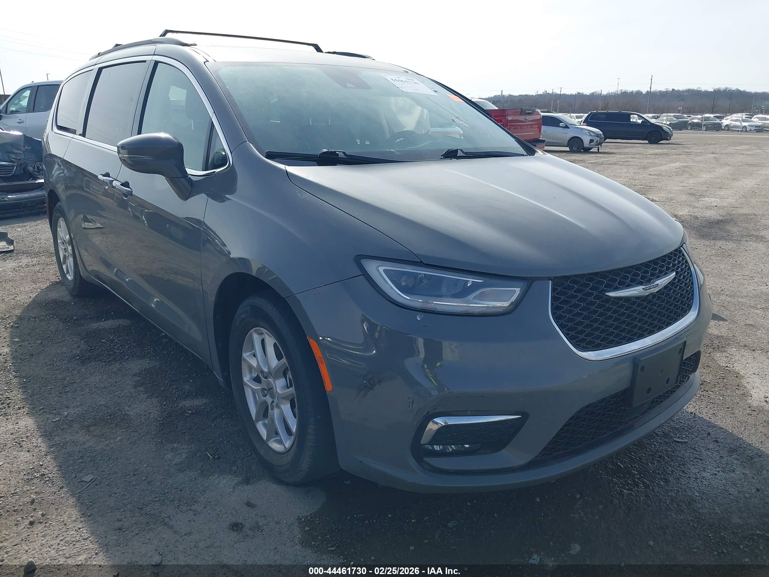 2022 Chrysler Pacifica Touring L, VIN 2C4RC1BG0NR191012 — Бок
