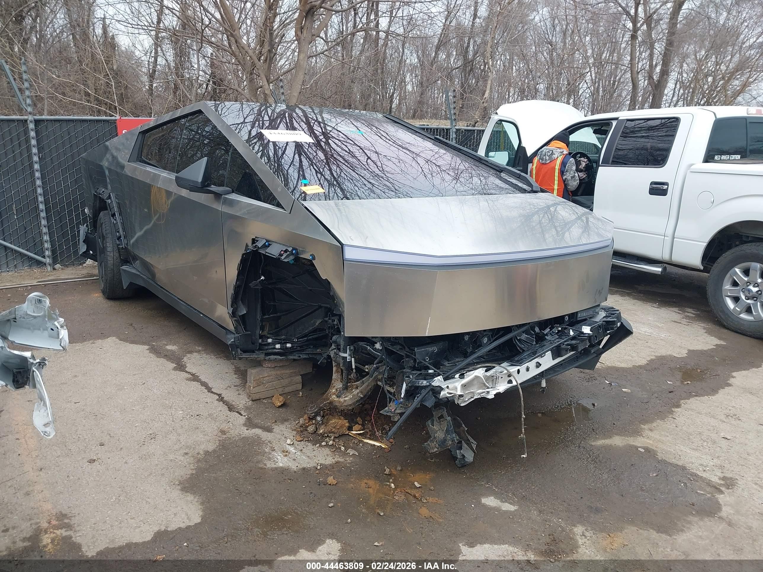 2025 Tesla Cybertruck, VIN 7G2CEHED6SA070884 — Front end