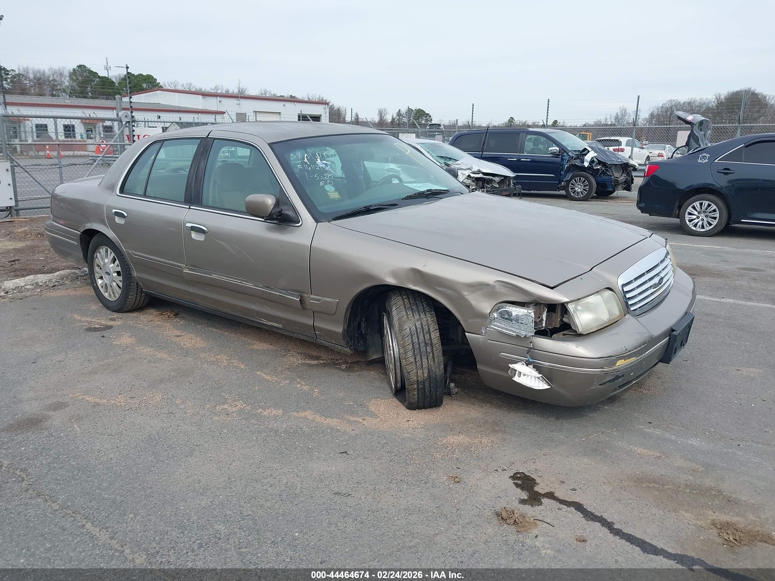 2003 Ford Crown Victoria LX, VIN 2FAFP74W33X161127 — Front end