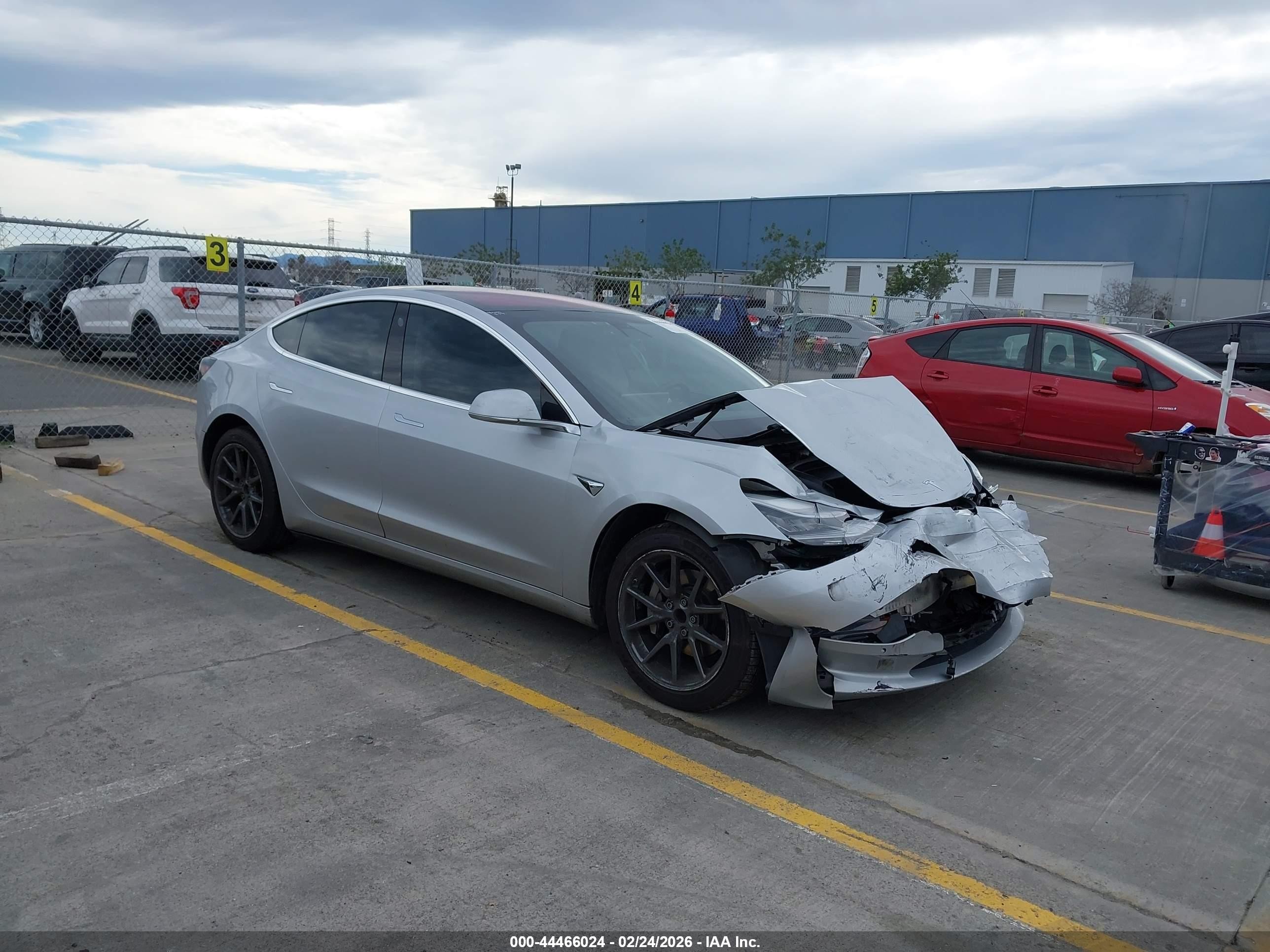 2017 Tesla Model 3 Standard, VIN 5YJ3E1EA3HF002876 — Перед