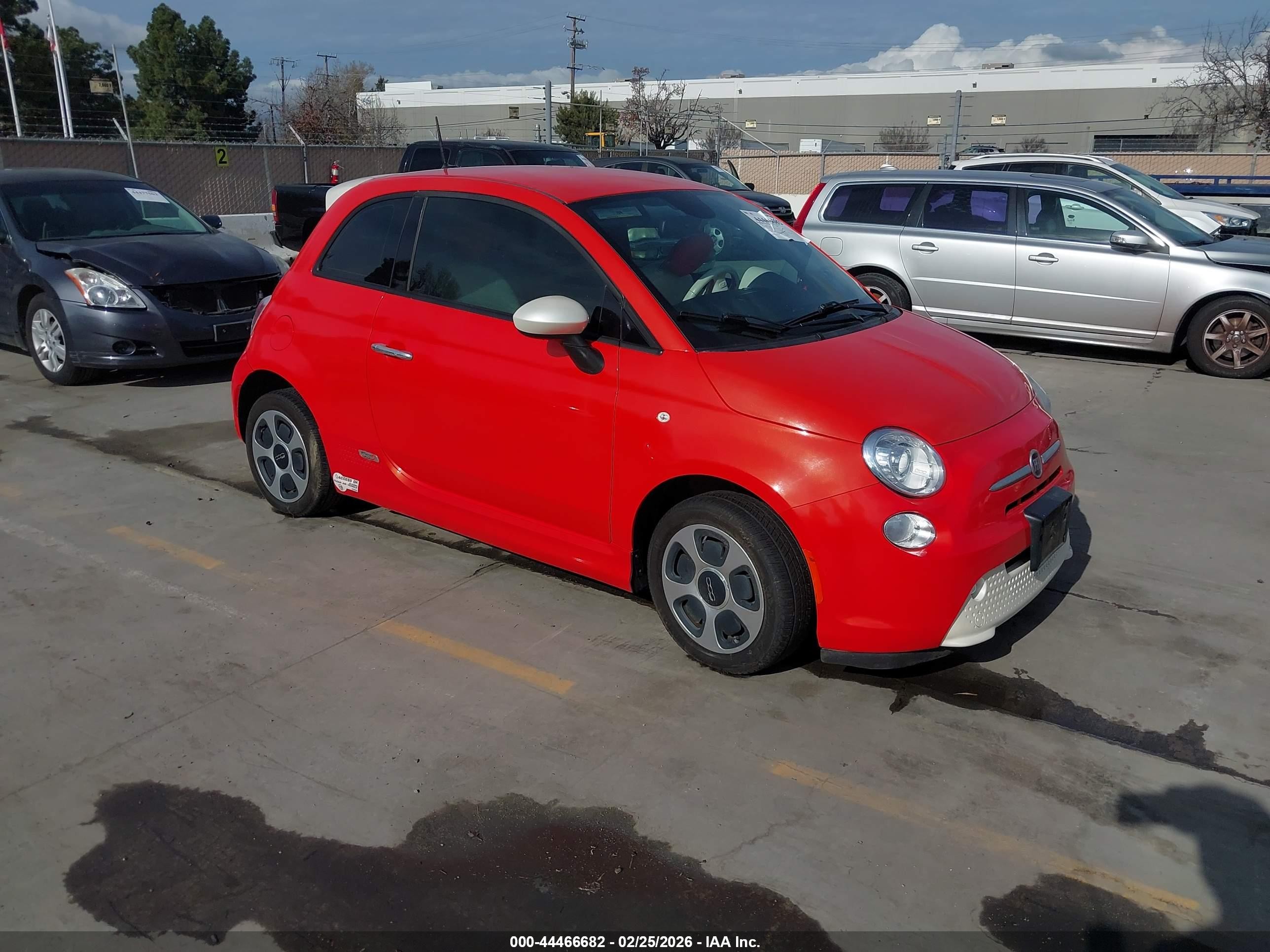 2013 FIAT 500e, VIN 3C3CFFGE1DT604606 — Перед