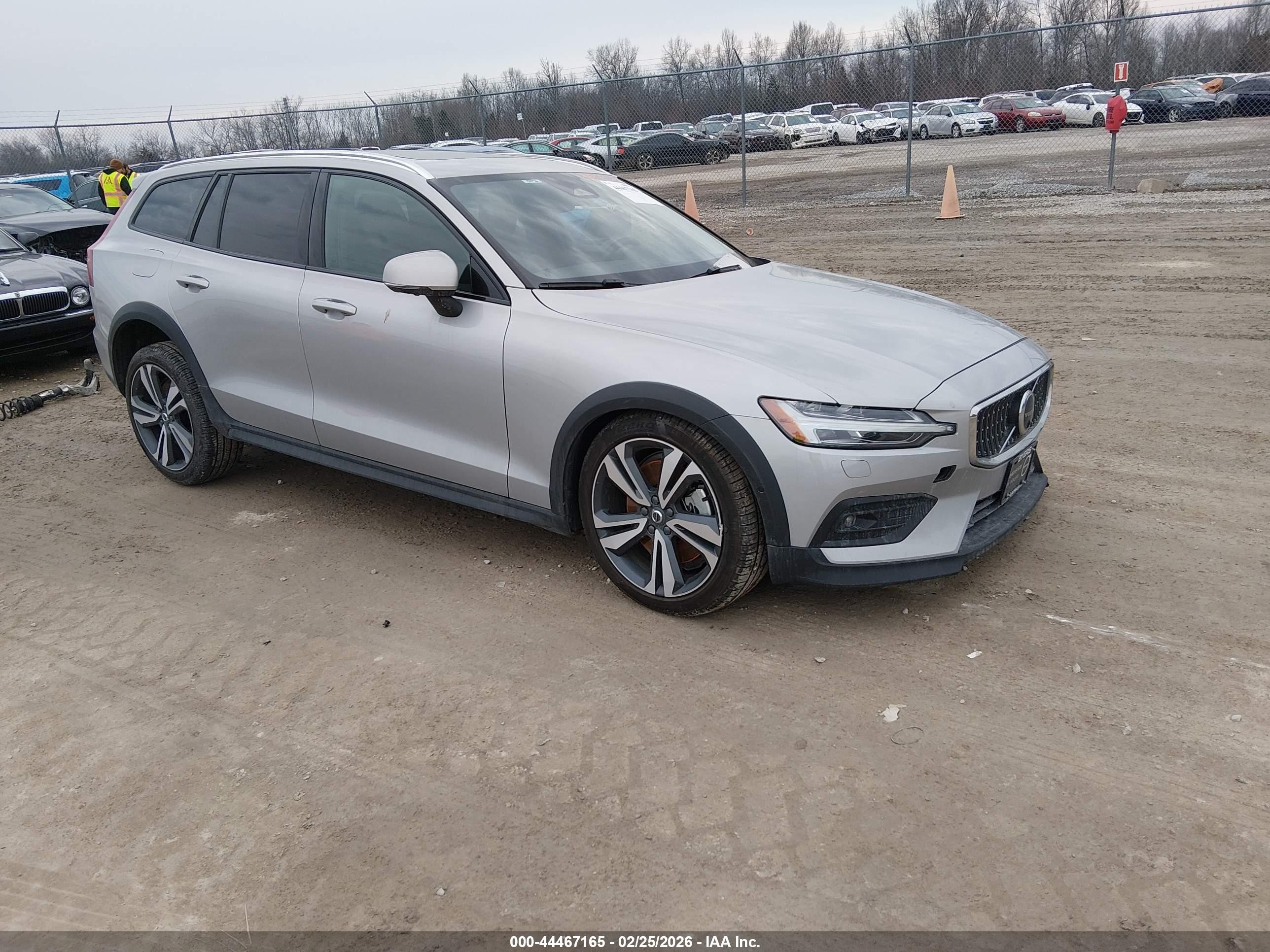 2025 Volvo V60 Plus, VIN YV4L12WK6S2149595 — Front end