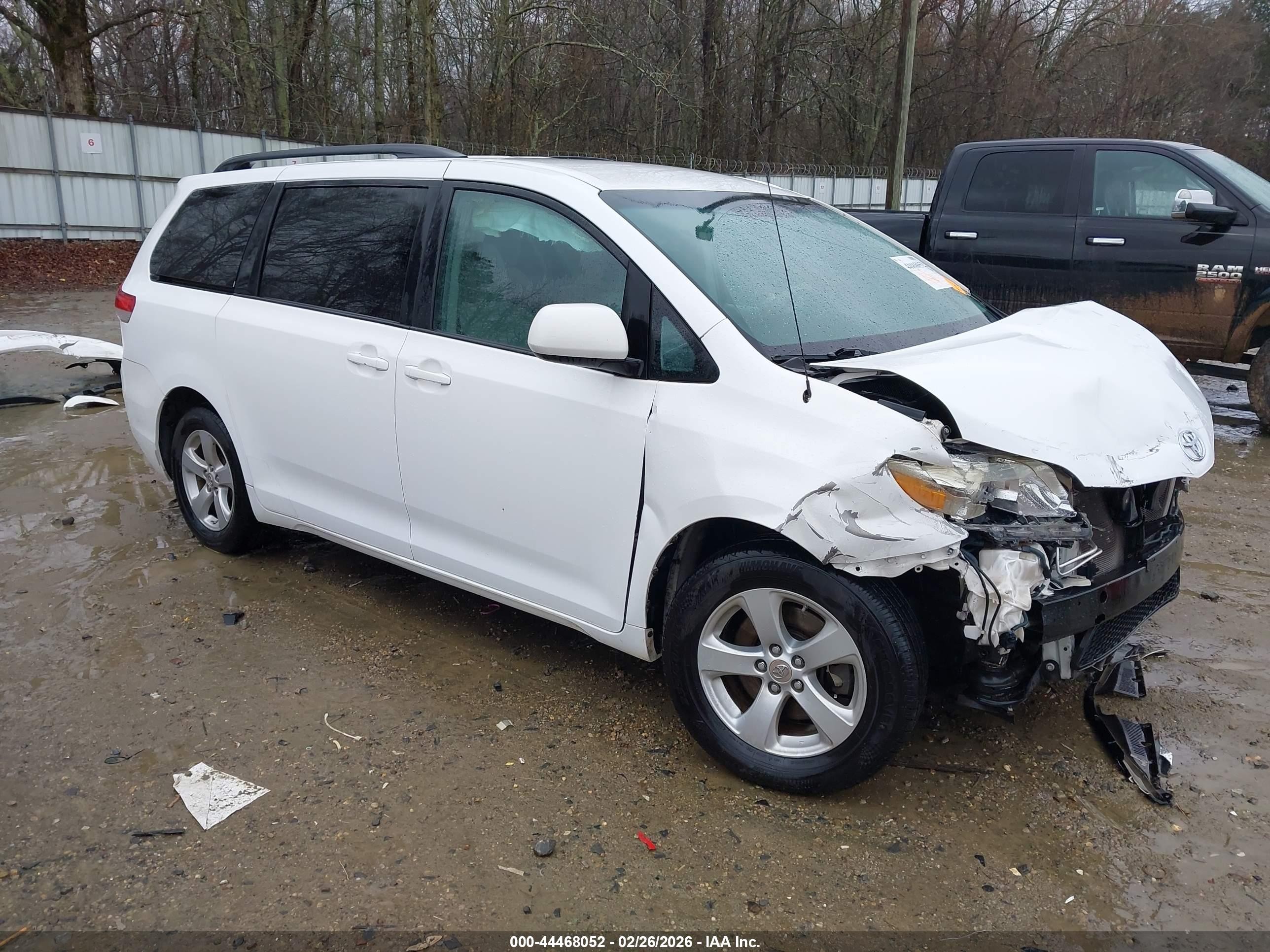 2013 Toyota Sienna LE, VIN 5TDKK3DC1DS288252 — Front end