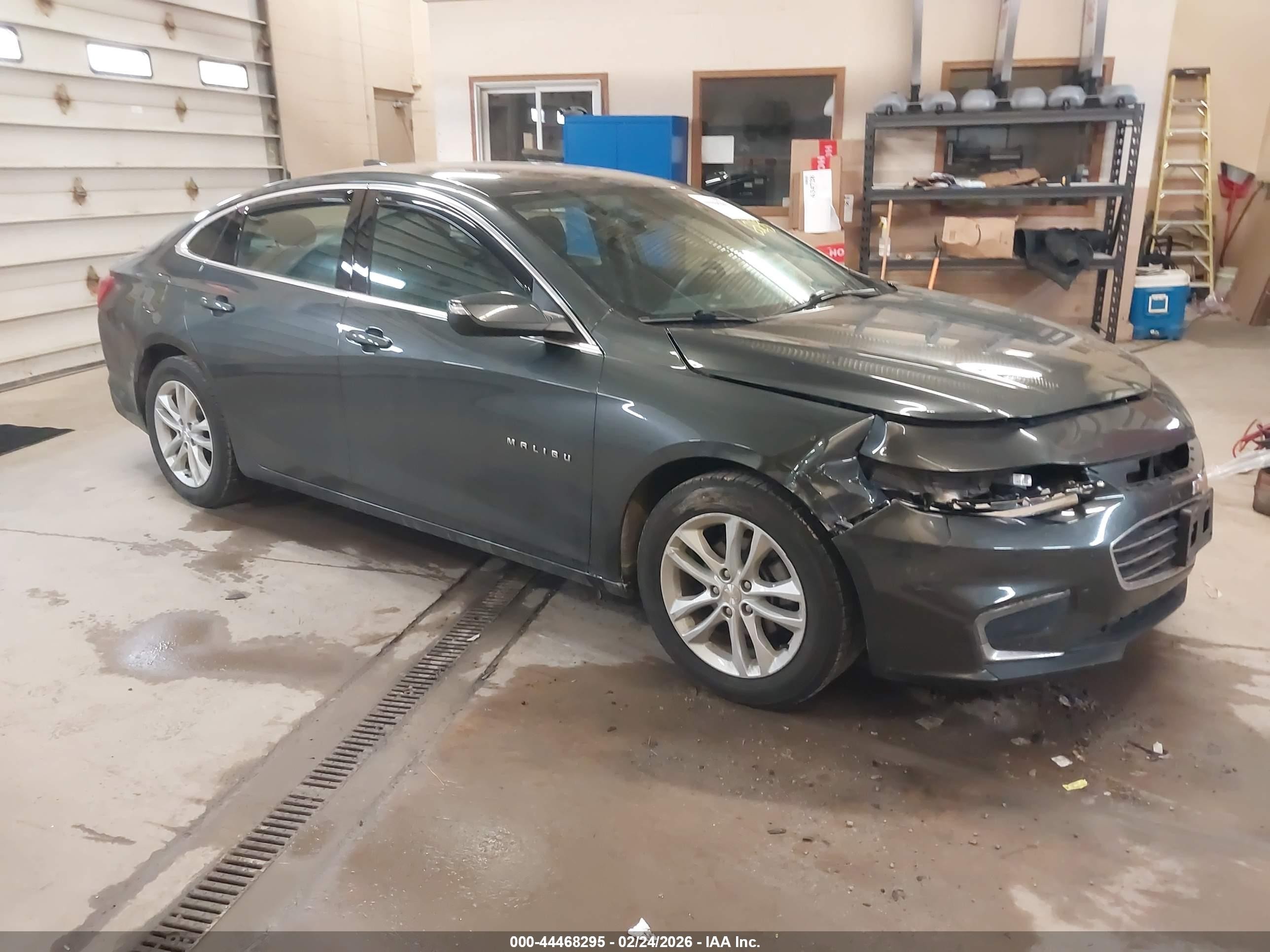 2017 Chevrolet Malibu LT, VIN 1G1ZE5ST4HF211958 — Front end