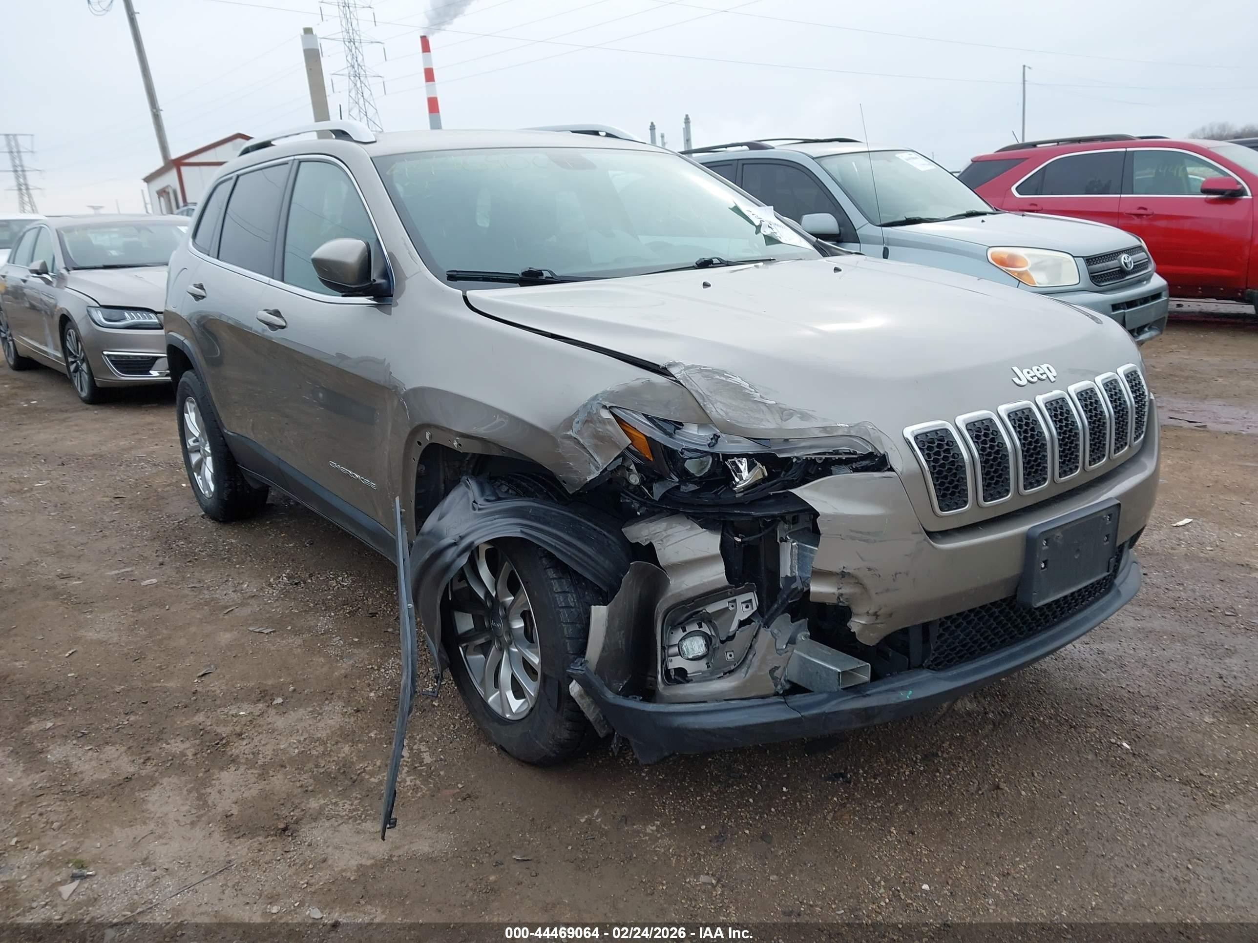2019 Jeep Cherokee Latitude, VIN 1C4PJMCB4KD377717 — Front end