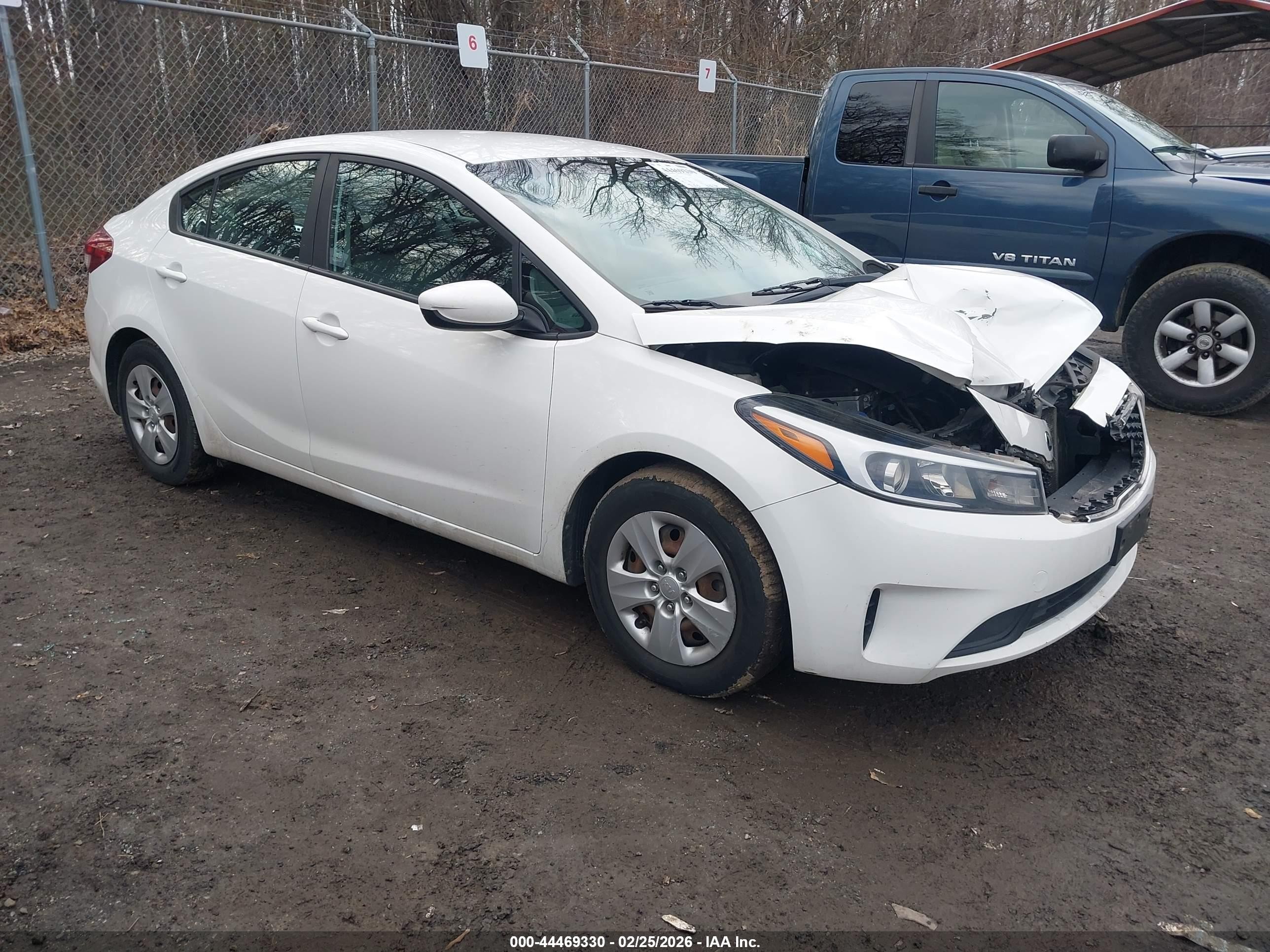 2017 Kia Forte LX, VIN 3KPFK4A73HE039479 — Front end