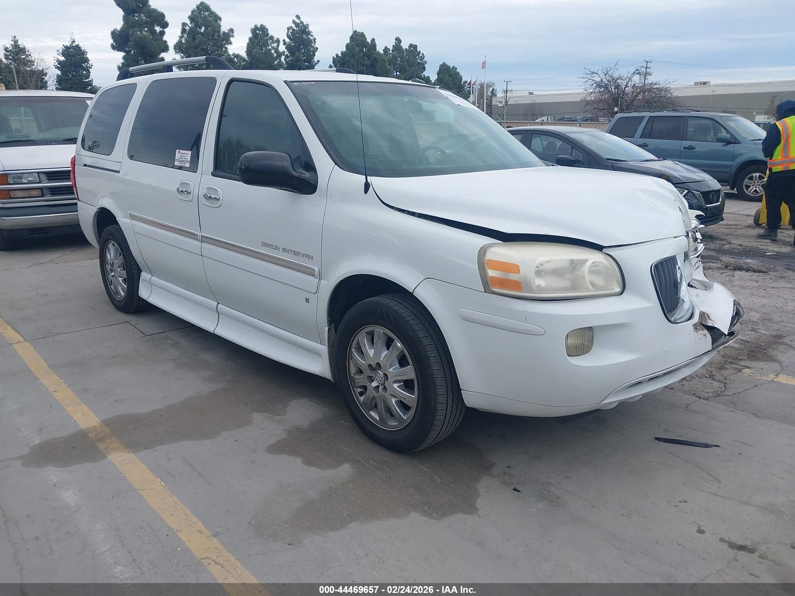 2007 Buick Terraza CXL, VIN 4GLDV13W77D200772 — Front end