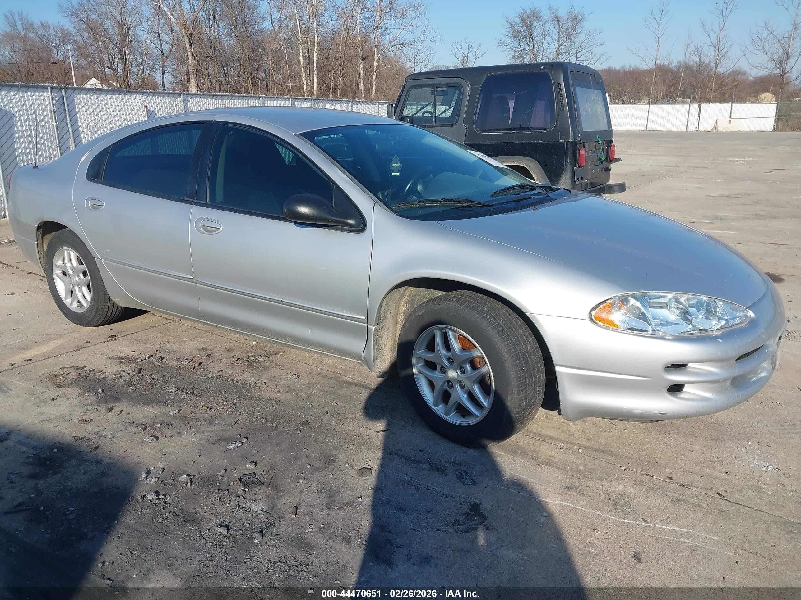 2004 Dodge Intrepid SE, VIN 2B3HD46R84H637984 — Бок