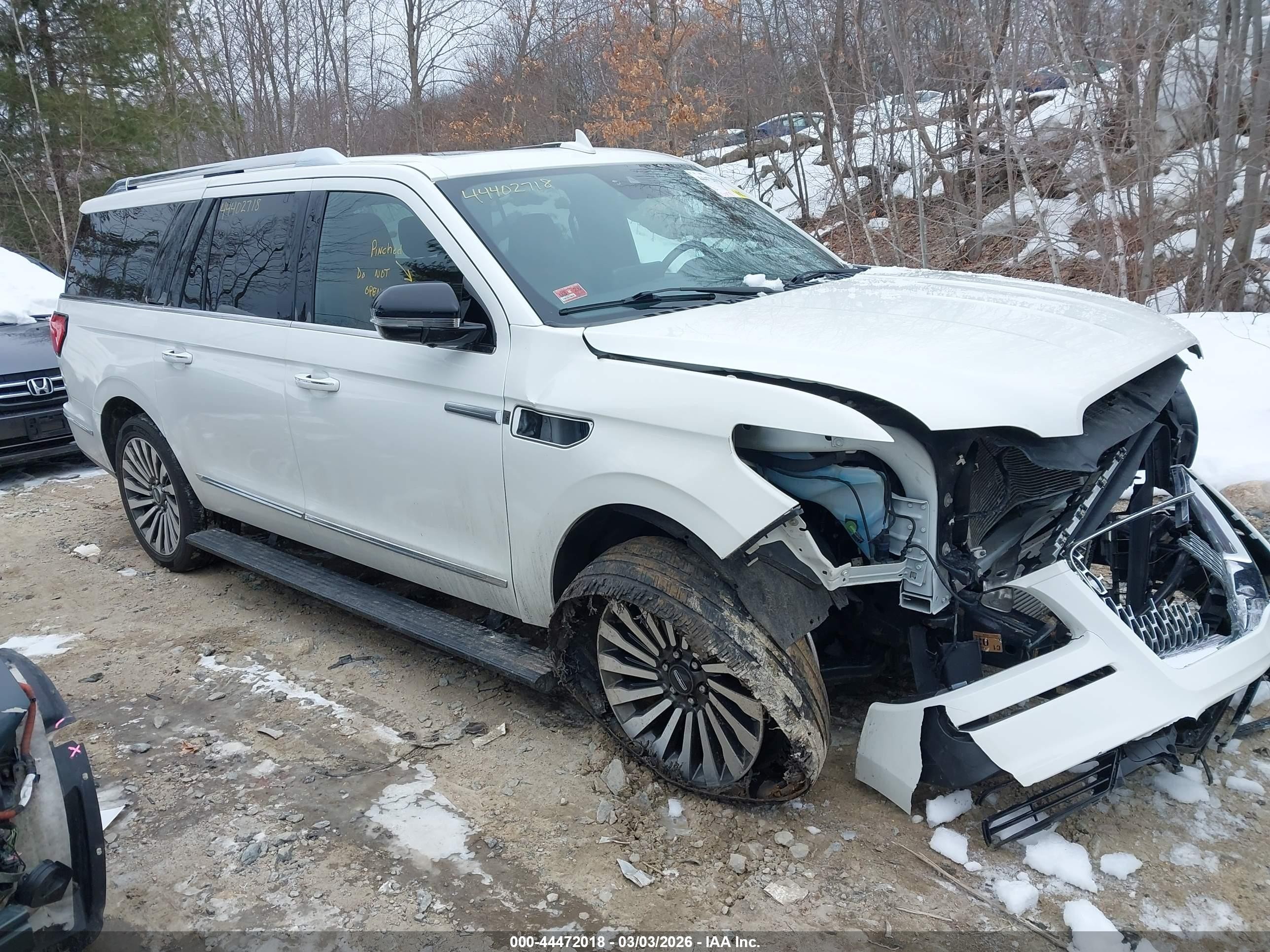 2021 Lincoln Navigator Reserve, VIN 5LMJJ3LTXMEL12269 — Front end