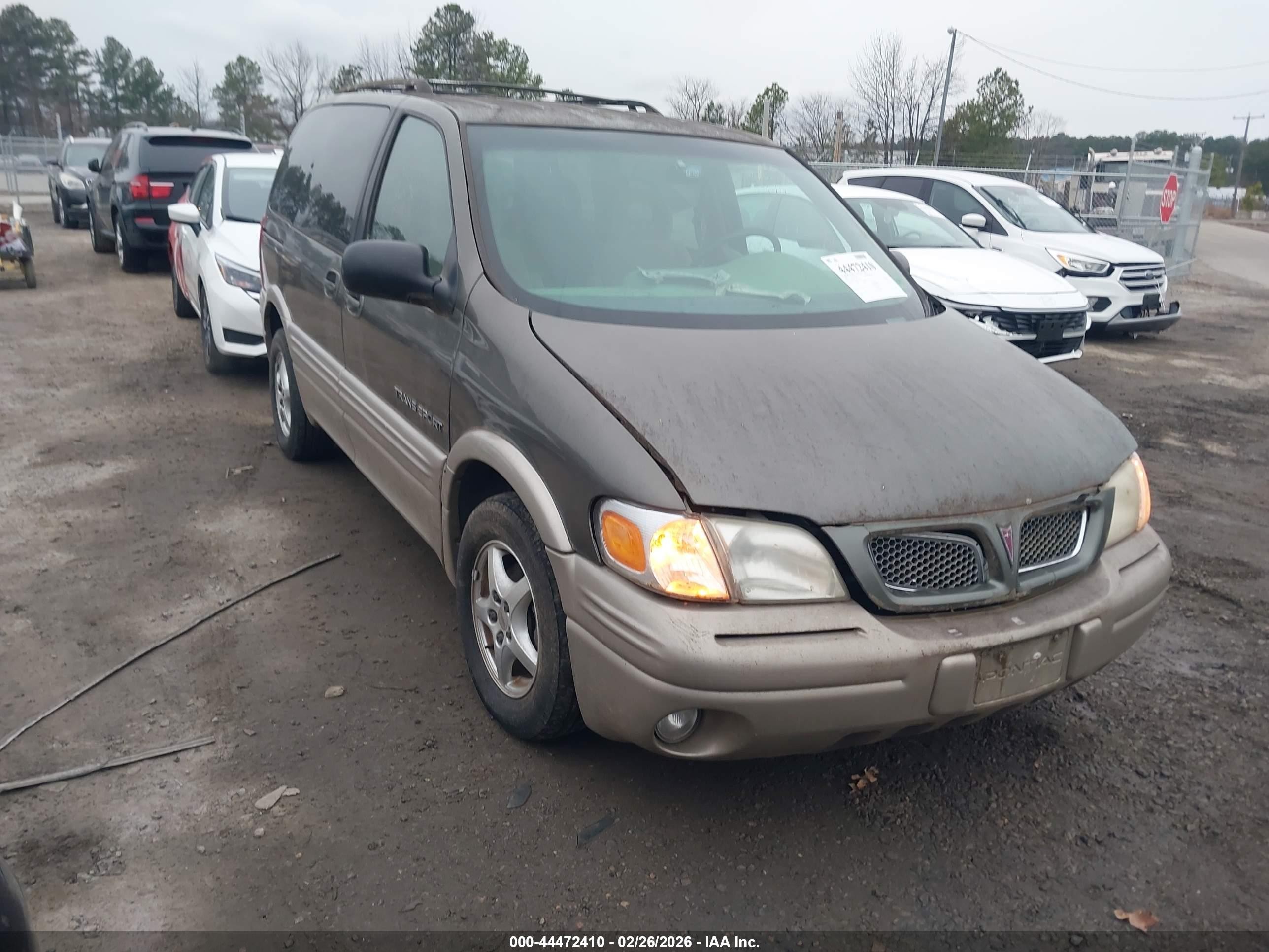 1998 Pontiac Montana 1SA, VIN 1GMDU03E8WD168138 — Front end