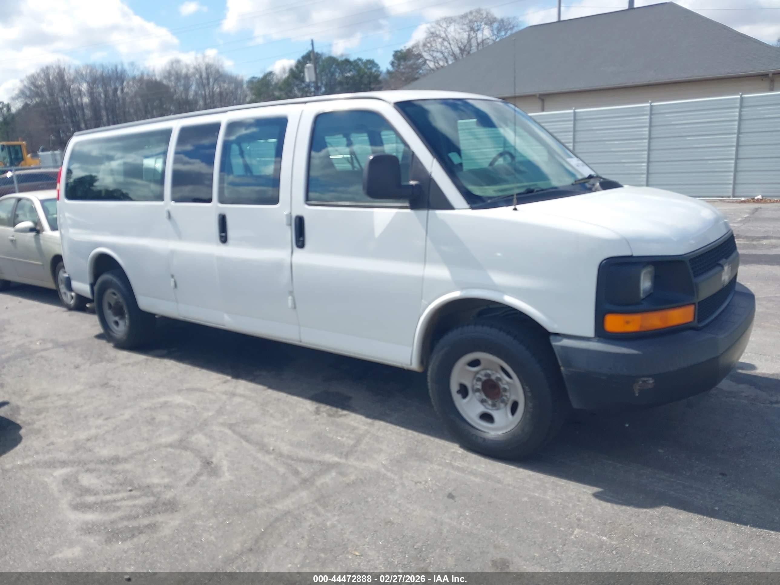 2006 Chevrolet Express Passenger, VIN 1GAHG39U861114538 — Front end