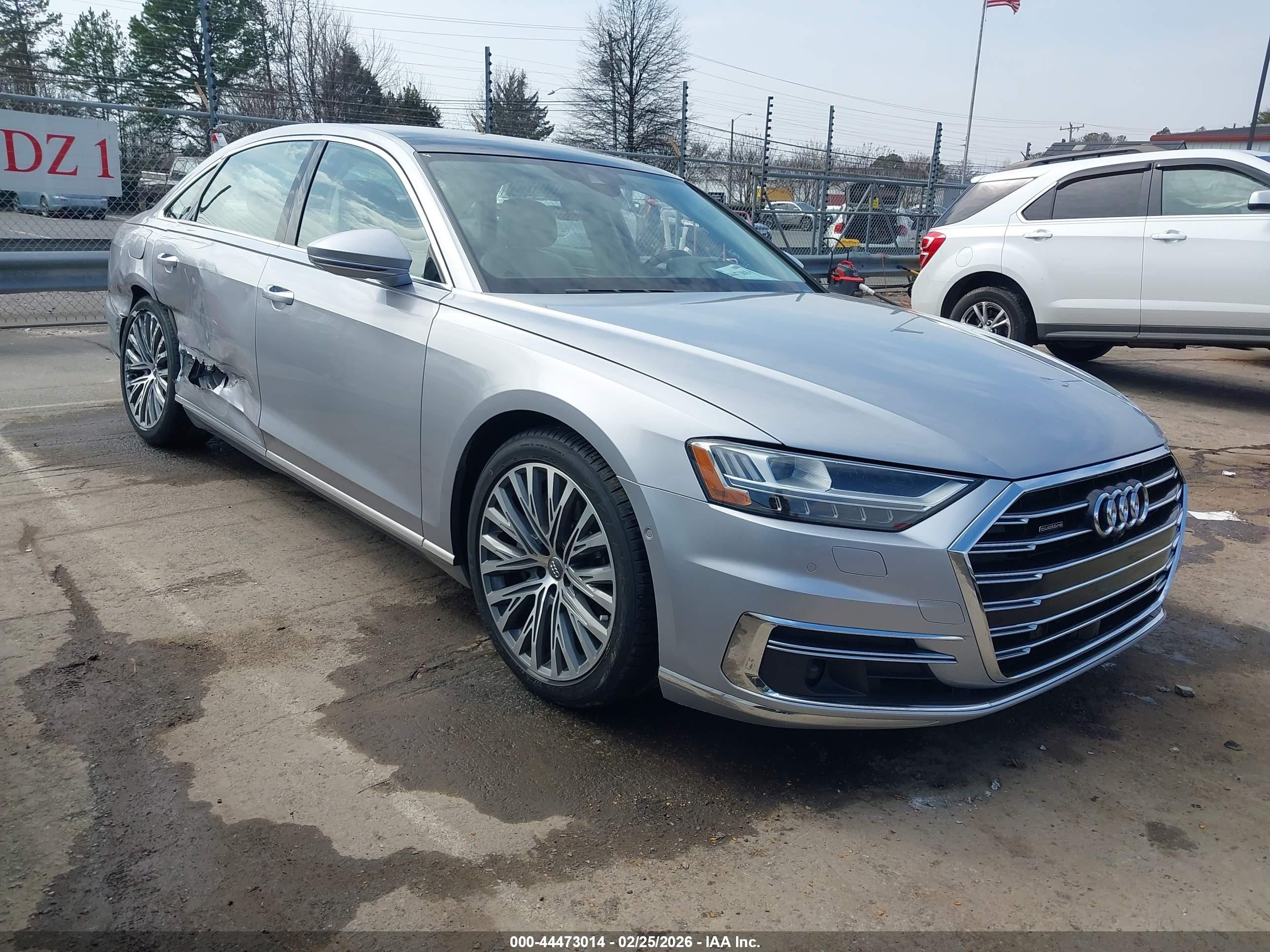 2019 Audi A8, VIN WAU8DAF84KN005196 — Бок