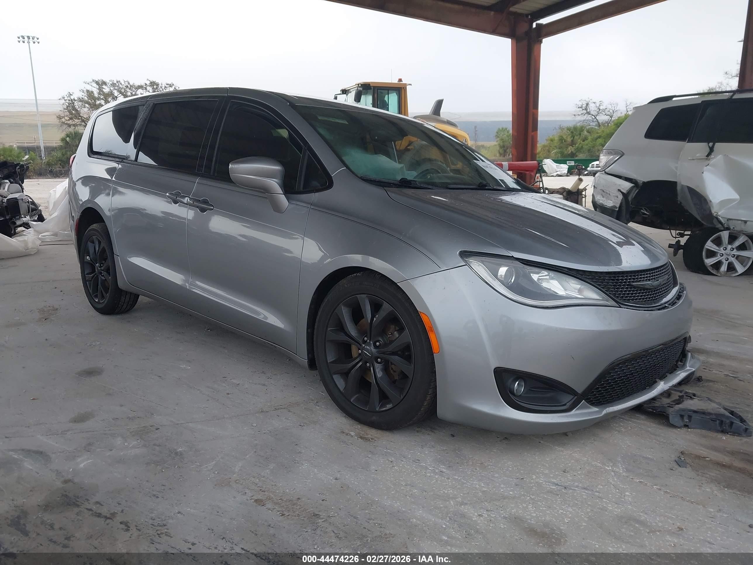 2020 Chrysler Pacifica Touring, VIN 2C4RC1FG8LR120079 — Фото с аукциона