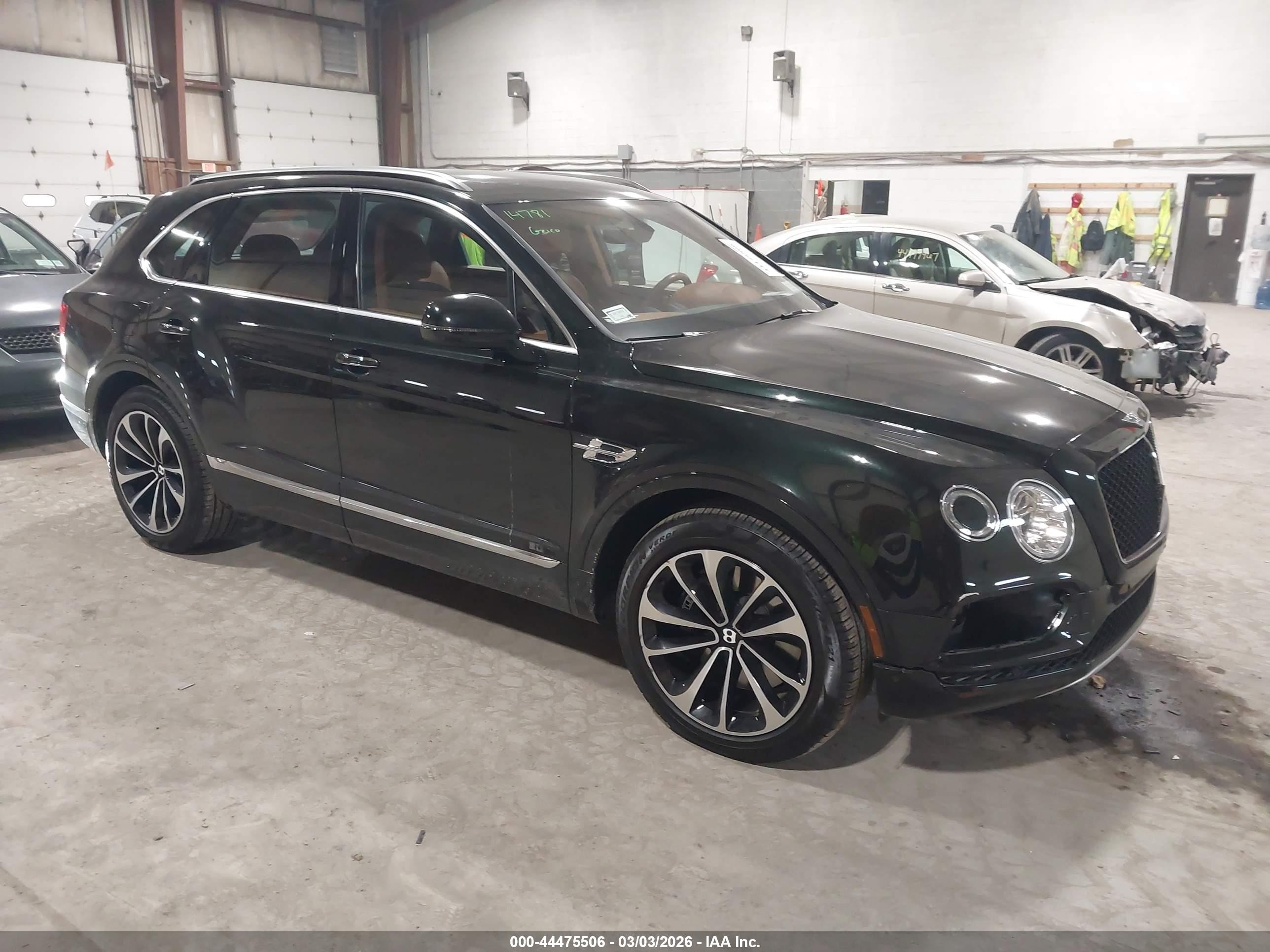 2019 Bentley Bentayga V8, VIN SJAAM2ZV7KC025290 — Front end
