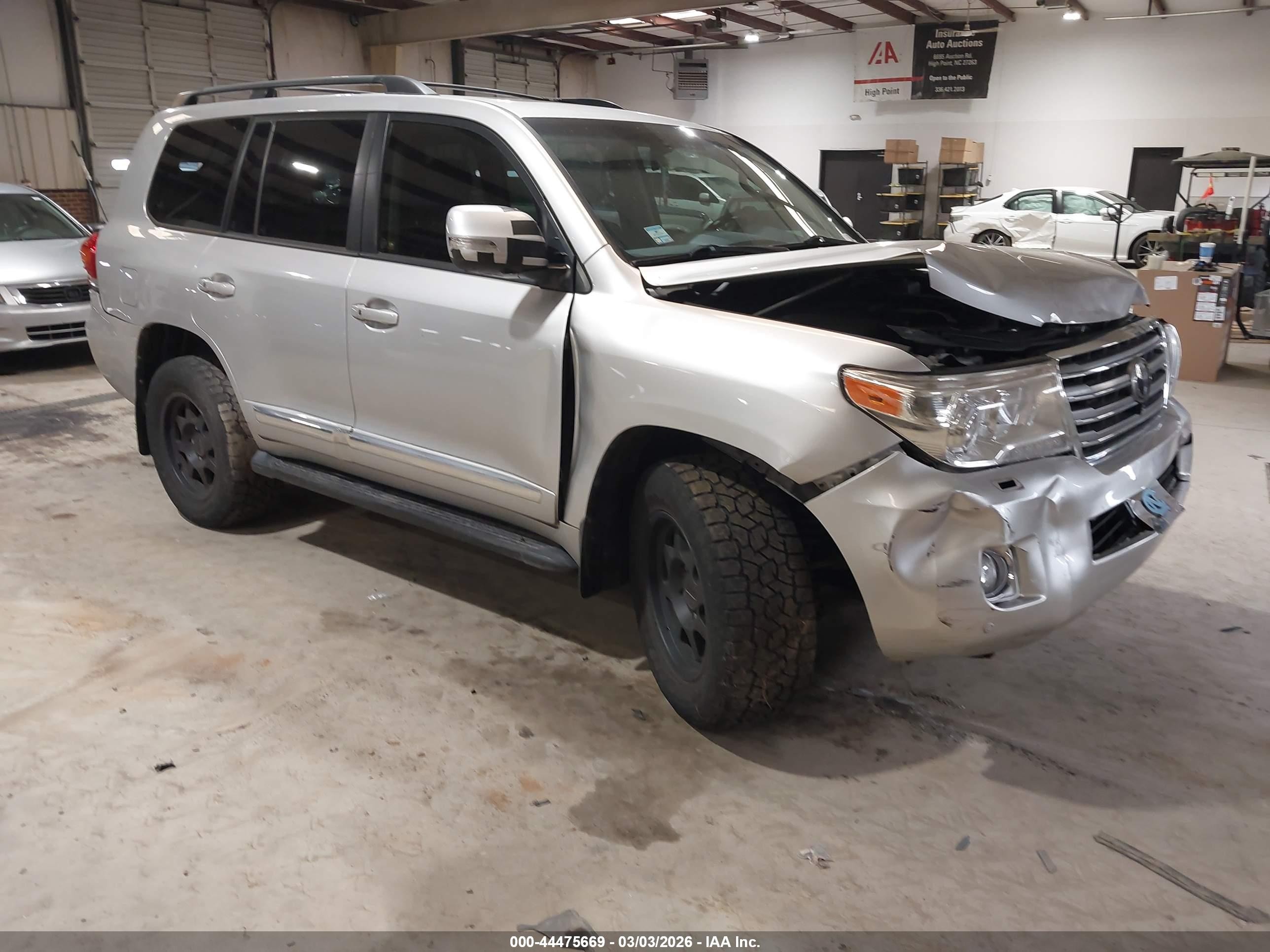 2014 Toyota Land Cruiser, VIN JTMHY7AJ0E4025508 — Front end
