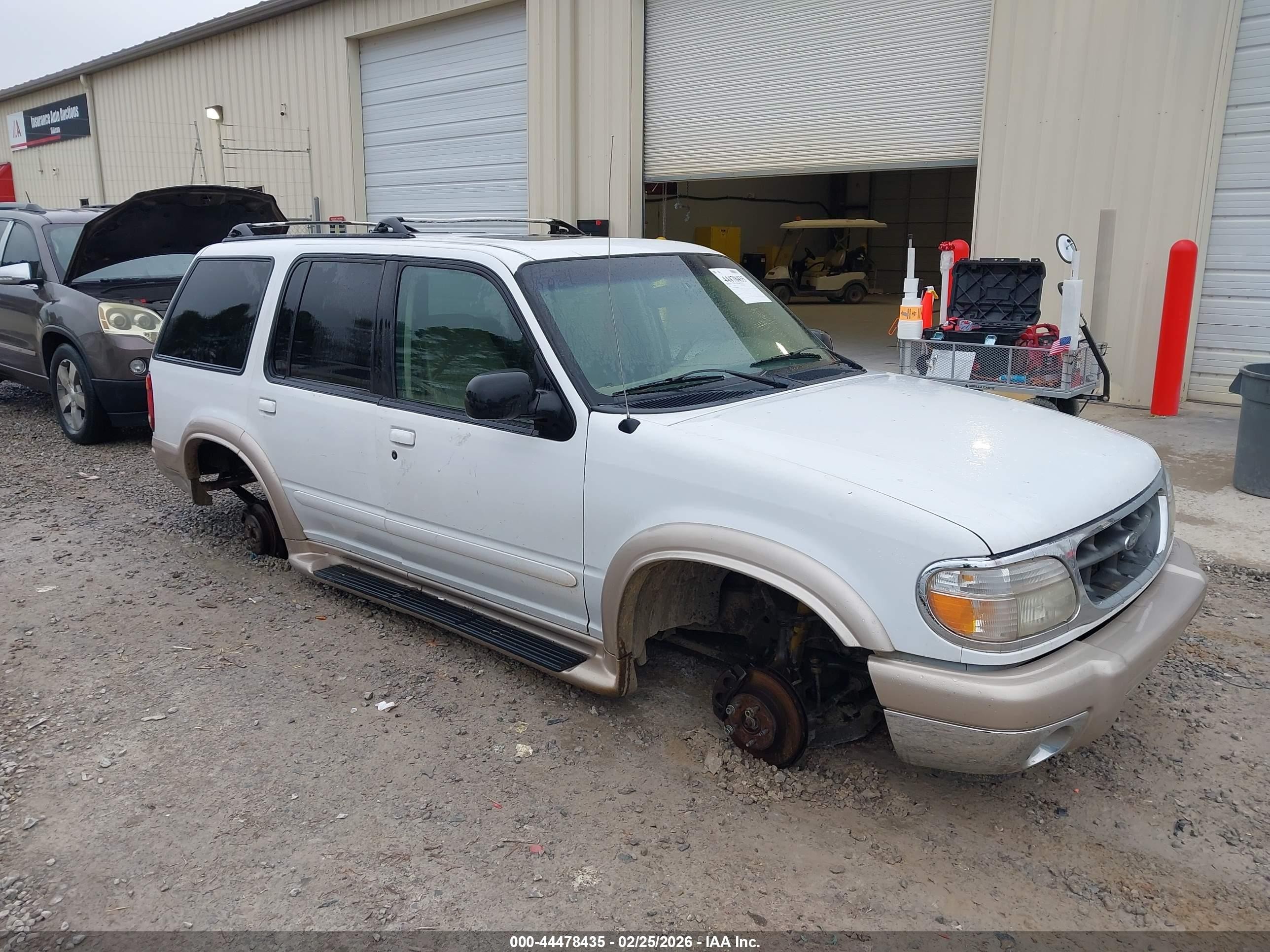 2000 Ford Explorer Eddie Bauer, VIN 1FMZU74EXYUB85975 — Normal wear