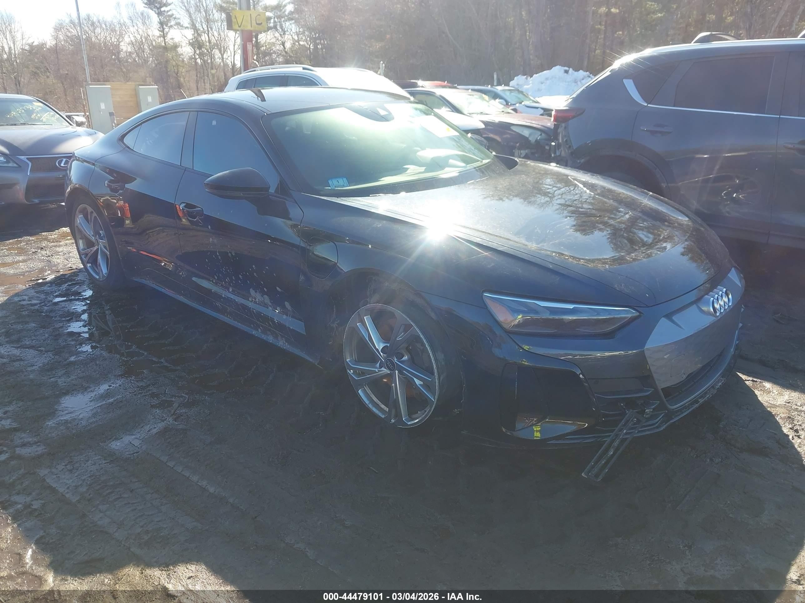 2022 Audi e-tron GT Prestige, VIN WAUDJBFW7N7008811 — Перед