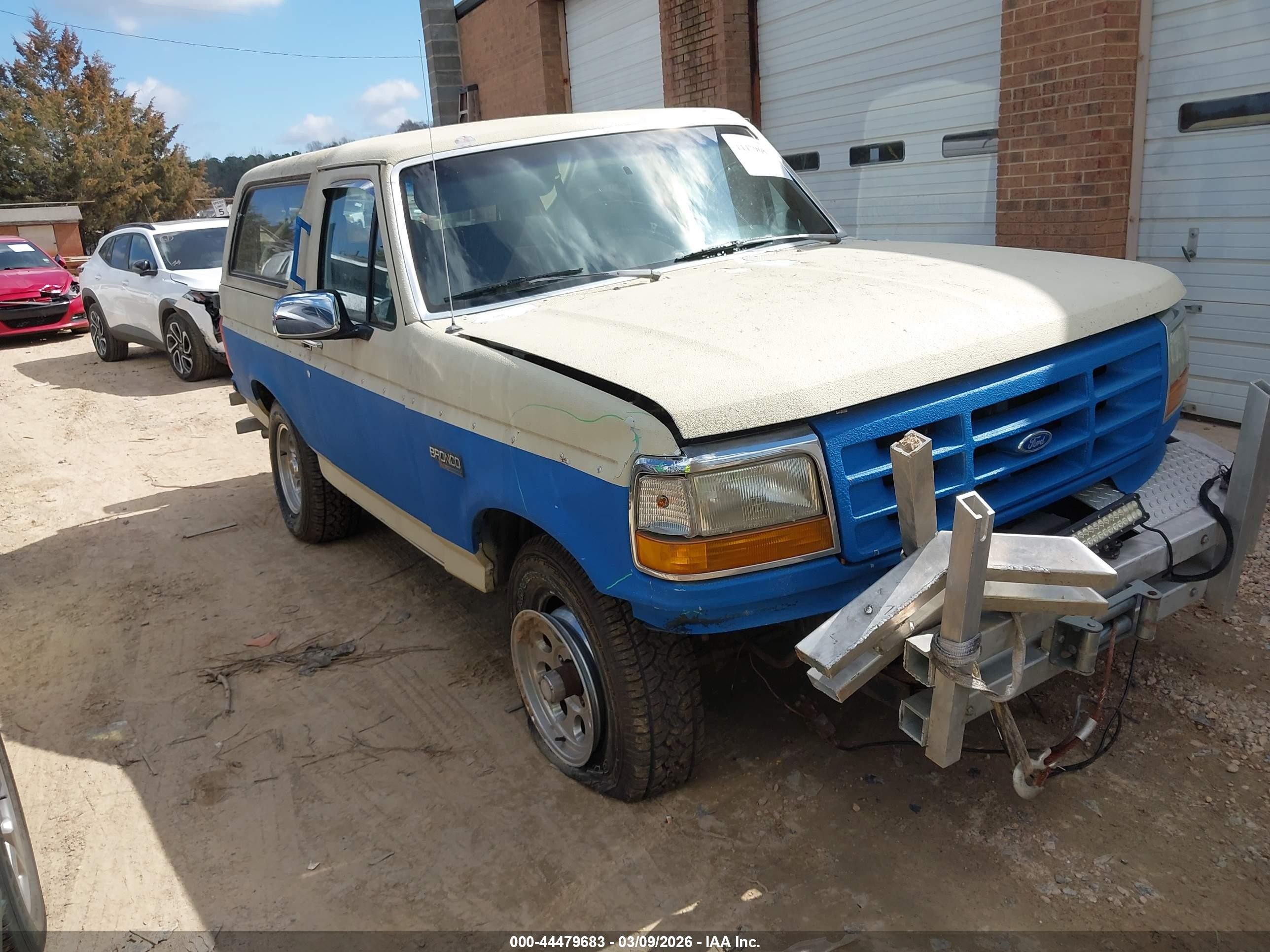 1993 Ford Bronco Eddie Bauer, VIN 1FMEU15N4PLA69119 — Front end