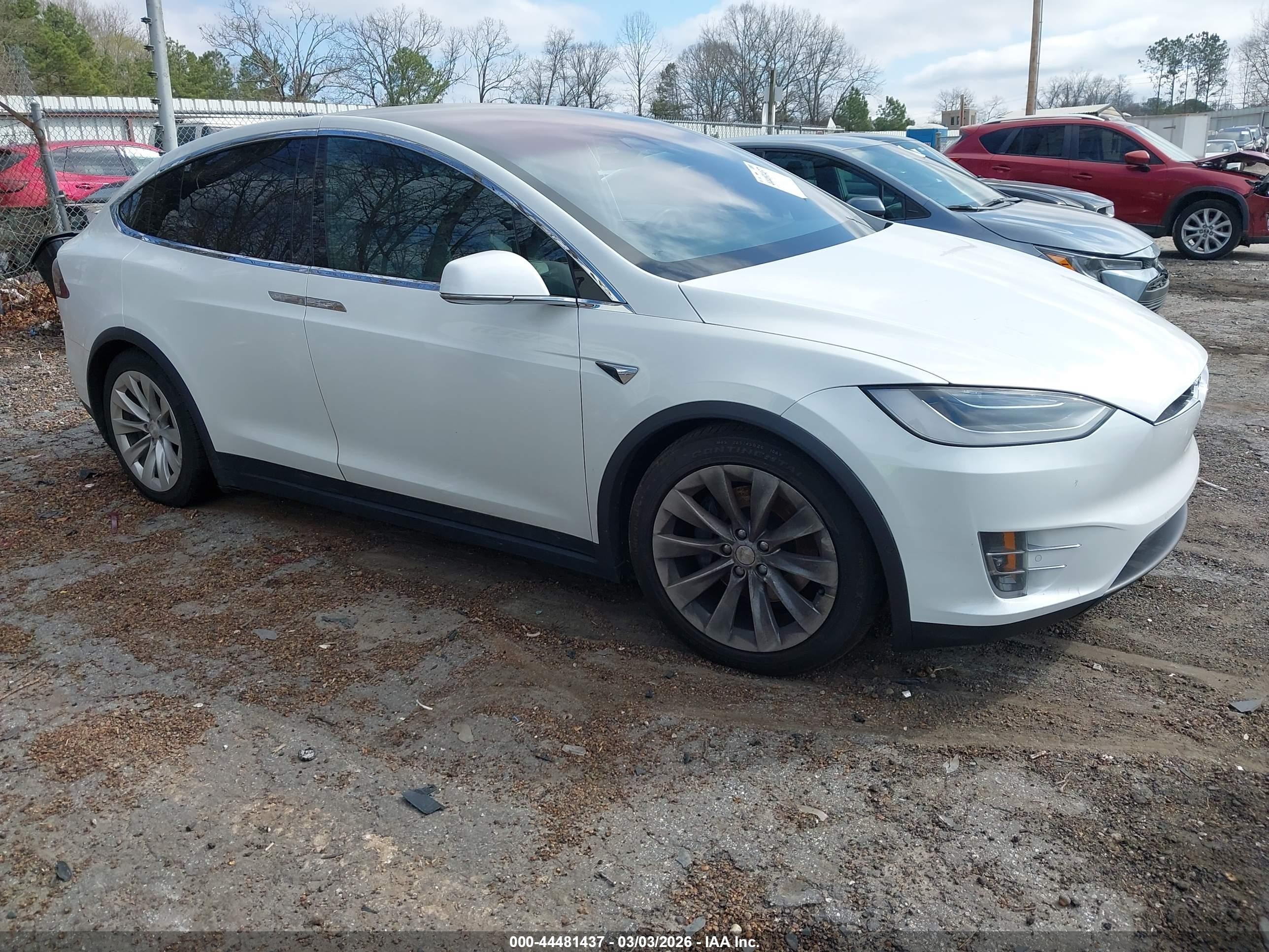 2019 Tesla Model X 75D, VIN 5YJXCAE2XKF195227 — Front end