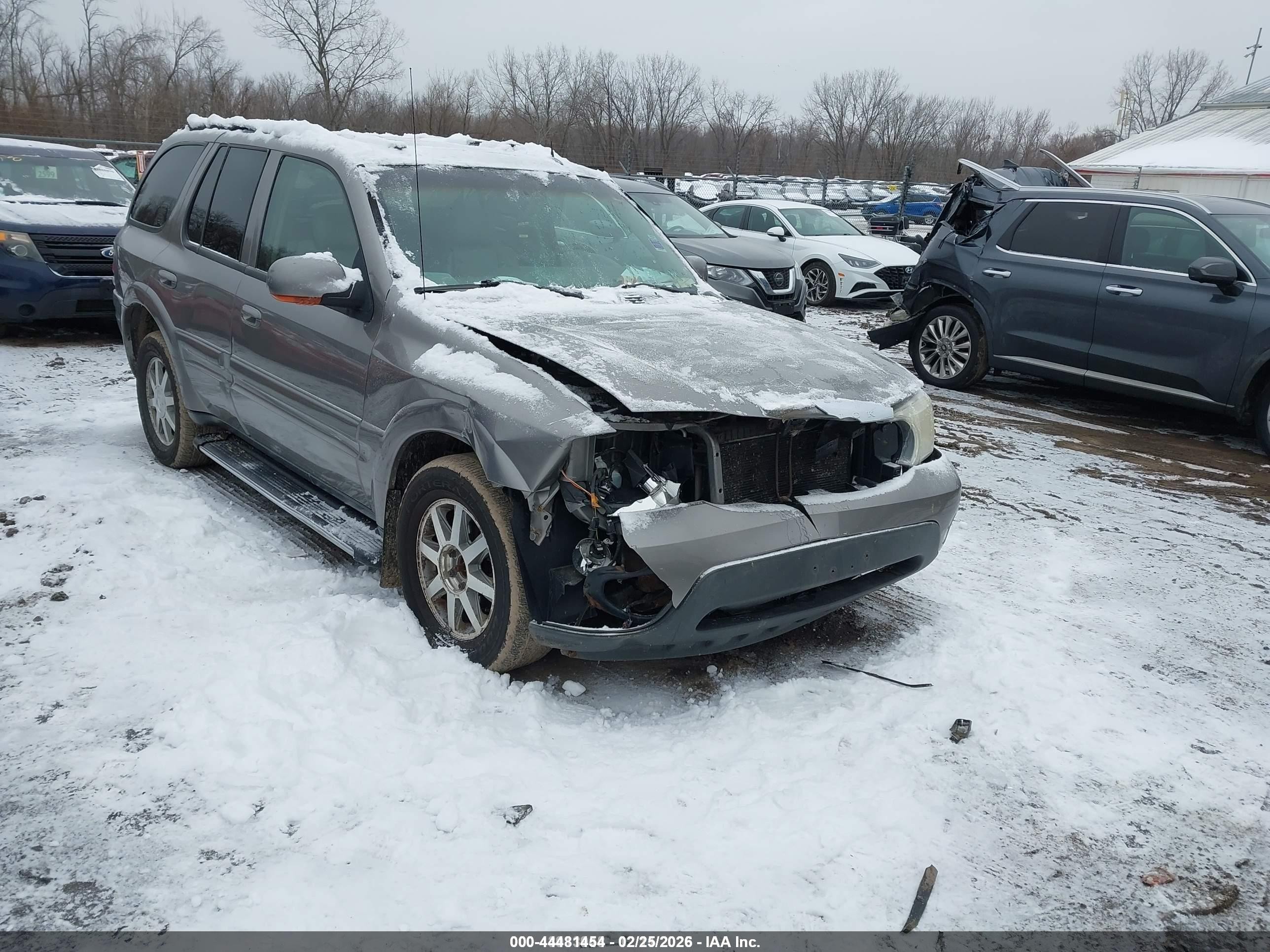2005 Buick Rainier CXL, VIN 5GADT13S952322662 — Front end