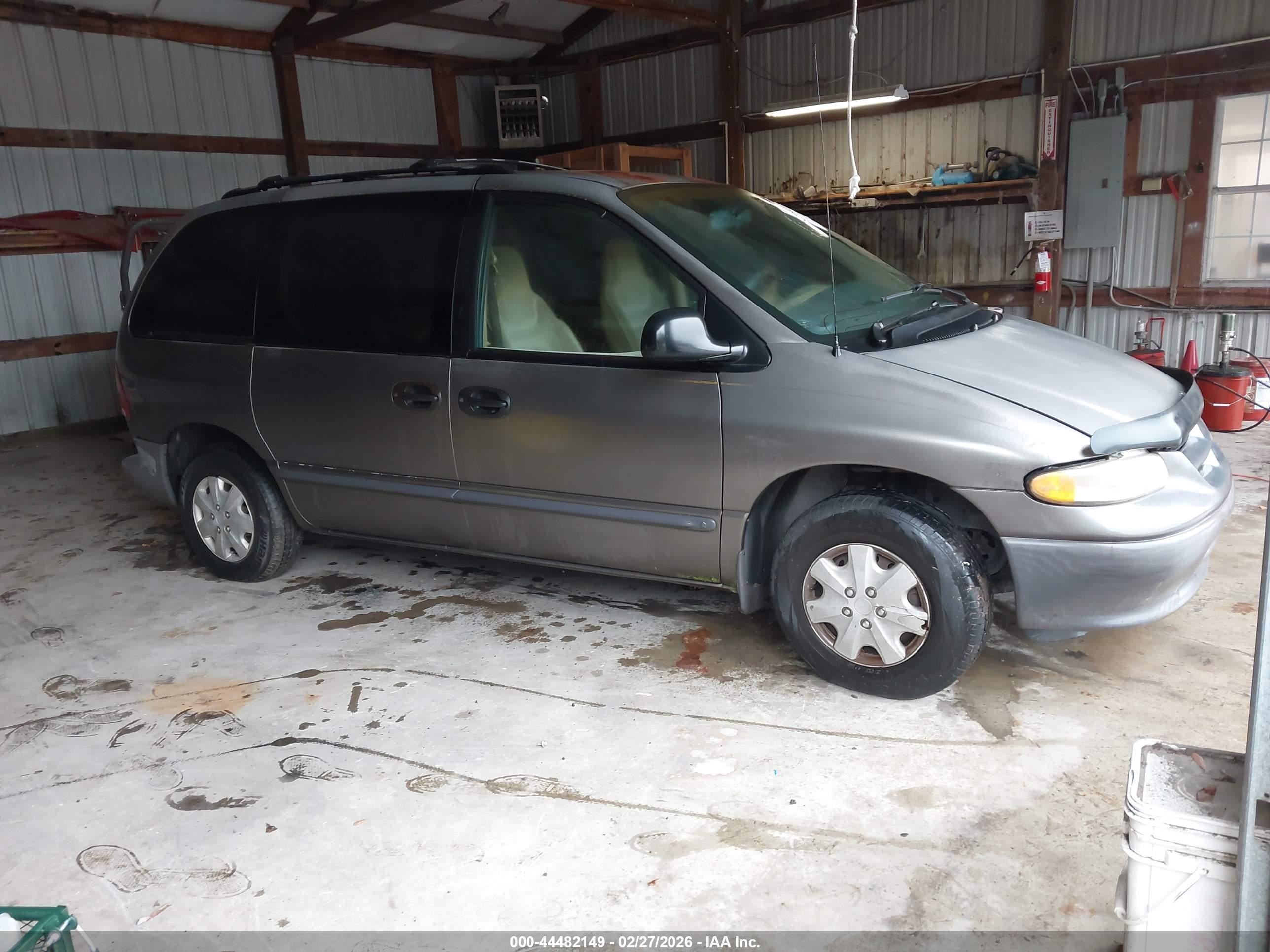 1998 Dodge Caravan, VIN 2B4FP25B9WR681346 — Зад