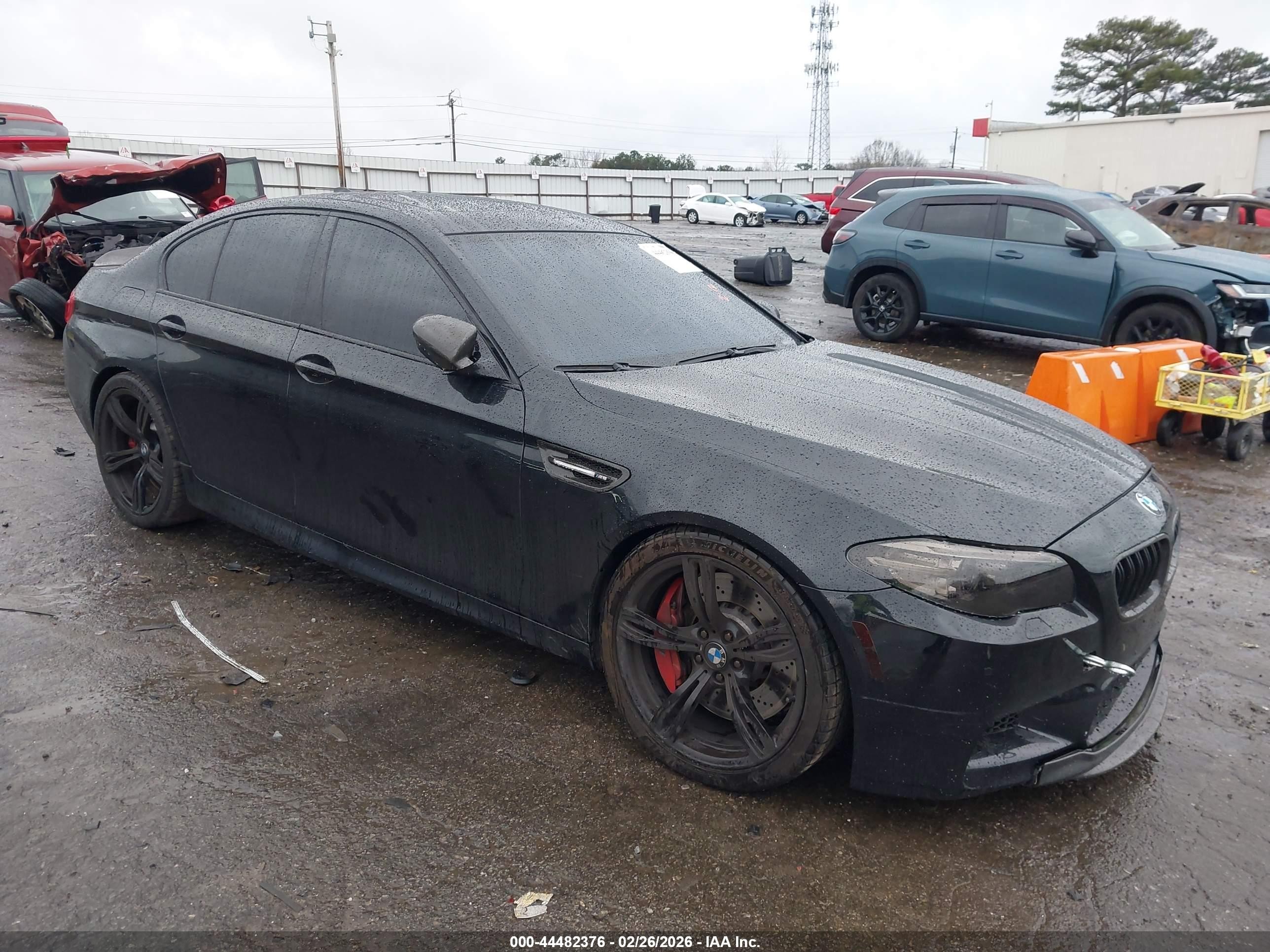 2014 BMW M5, VIN WBSFV9C53ED097419 — Днище