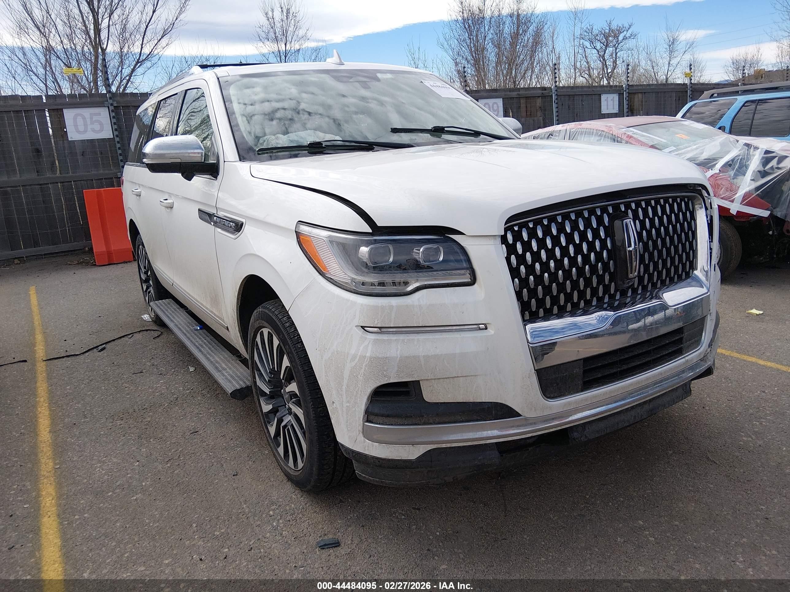 2022 Lincoln Navigator Black Label, VIN 5LMJJ2TT5NEL07914 — Front end