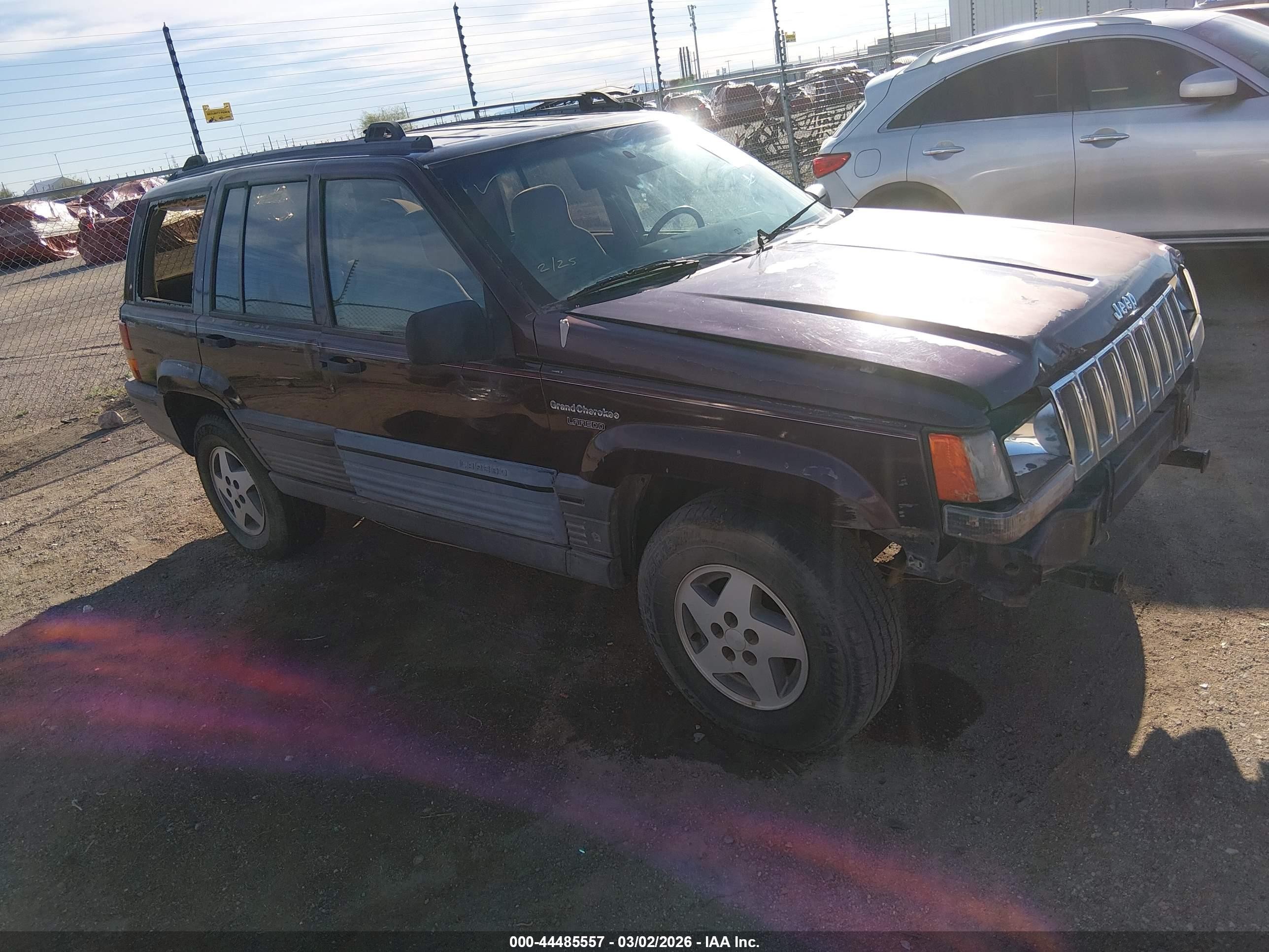 1994 Jeep Grand Cherokee Laredo, VIN 1J4GZ58S3RC122588 — Front end