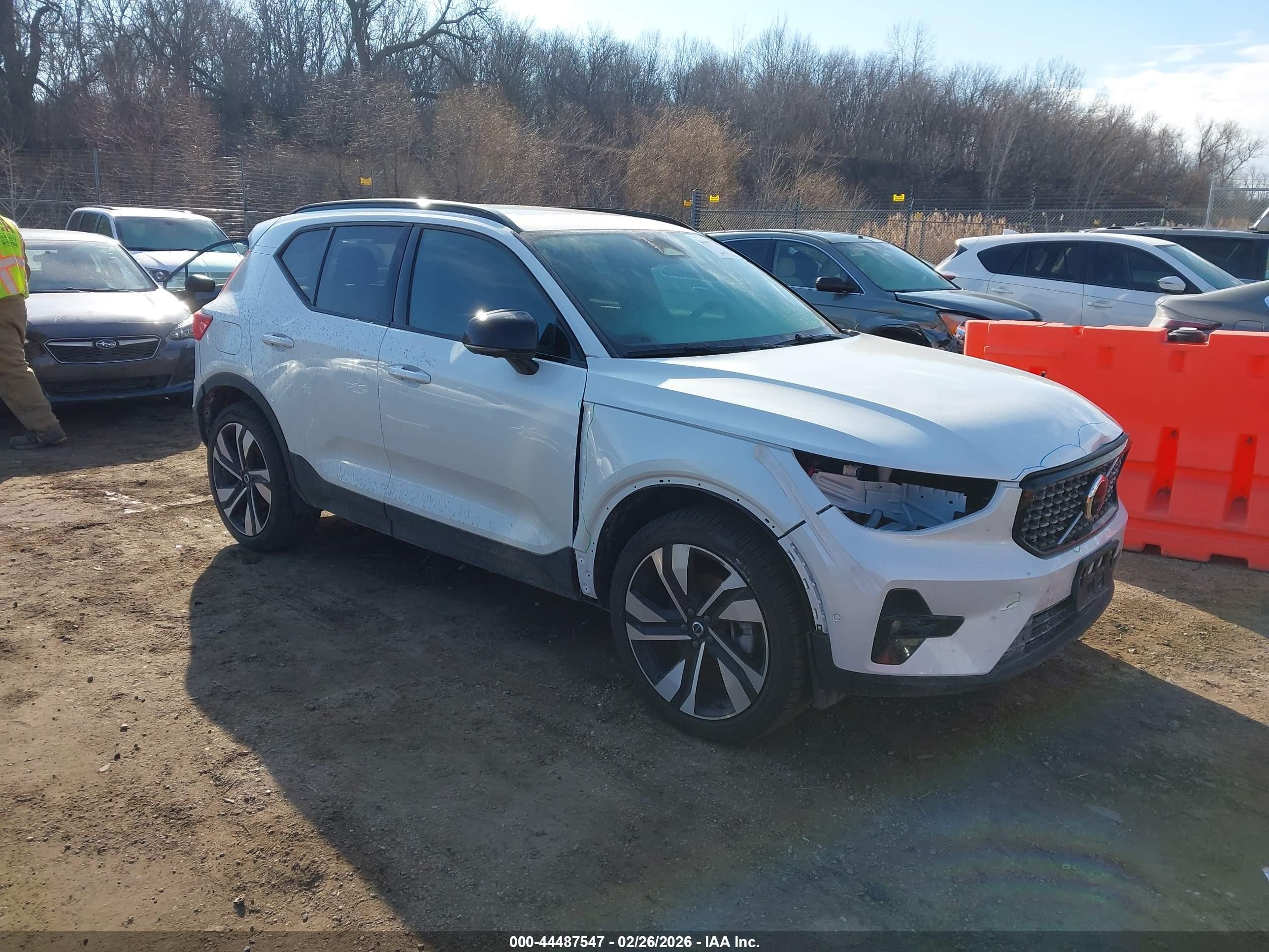 2025 Volvo XC40 Ultimate Dark Theme, VIN YV4L12UM4S2517311 — Front end