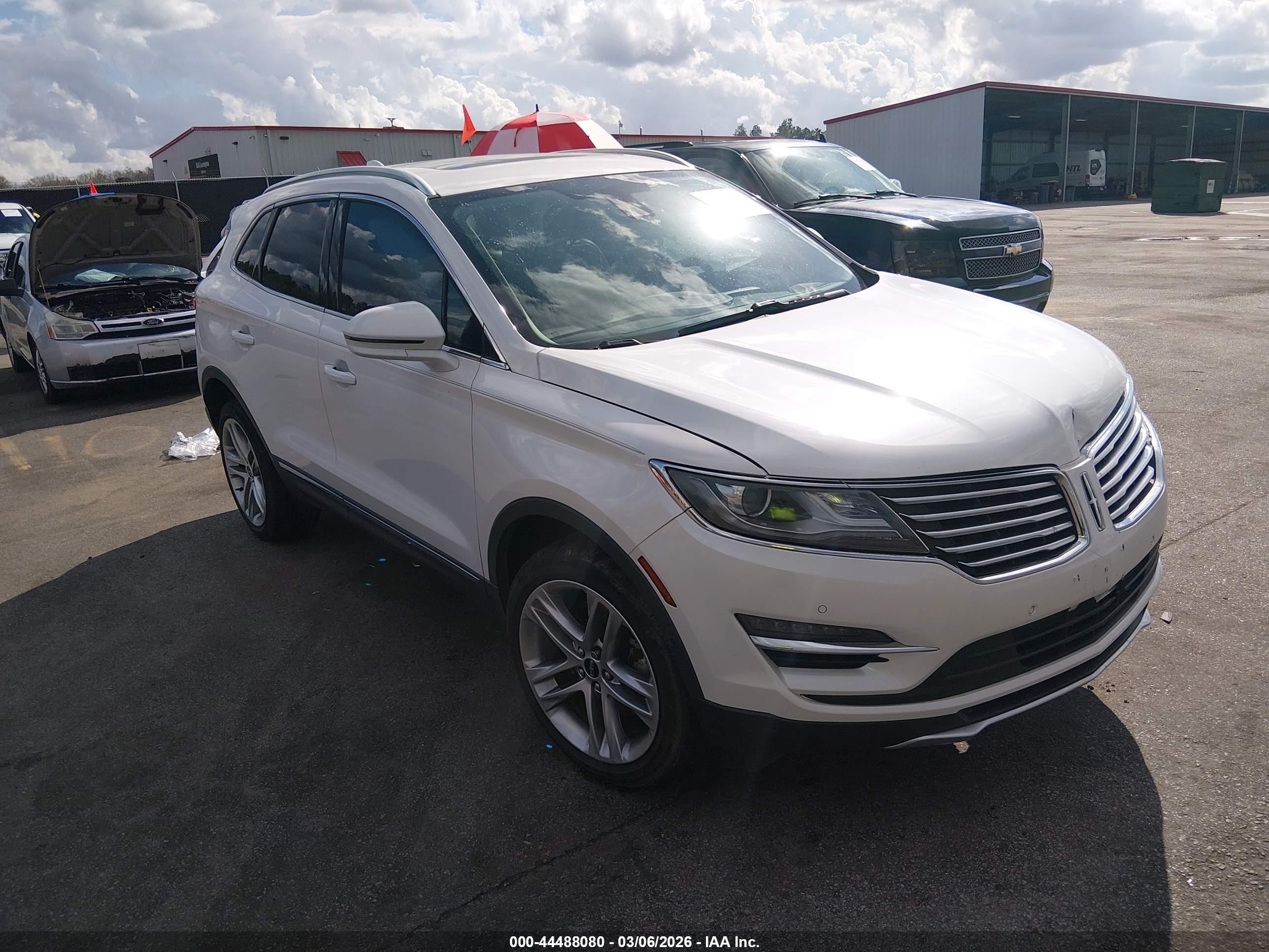 2018 Lincoln MKC Reserve, VIN 5LMCJ3D9XJUL28985 — Front end