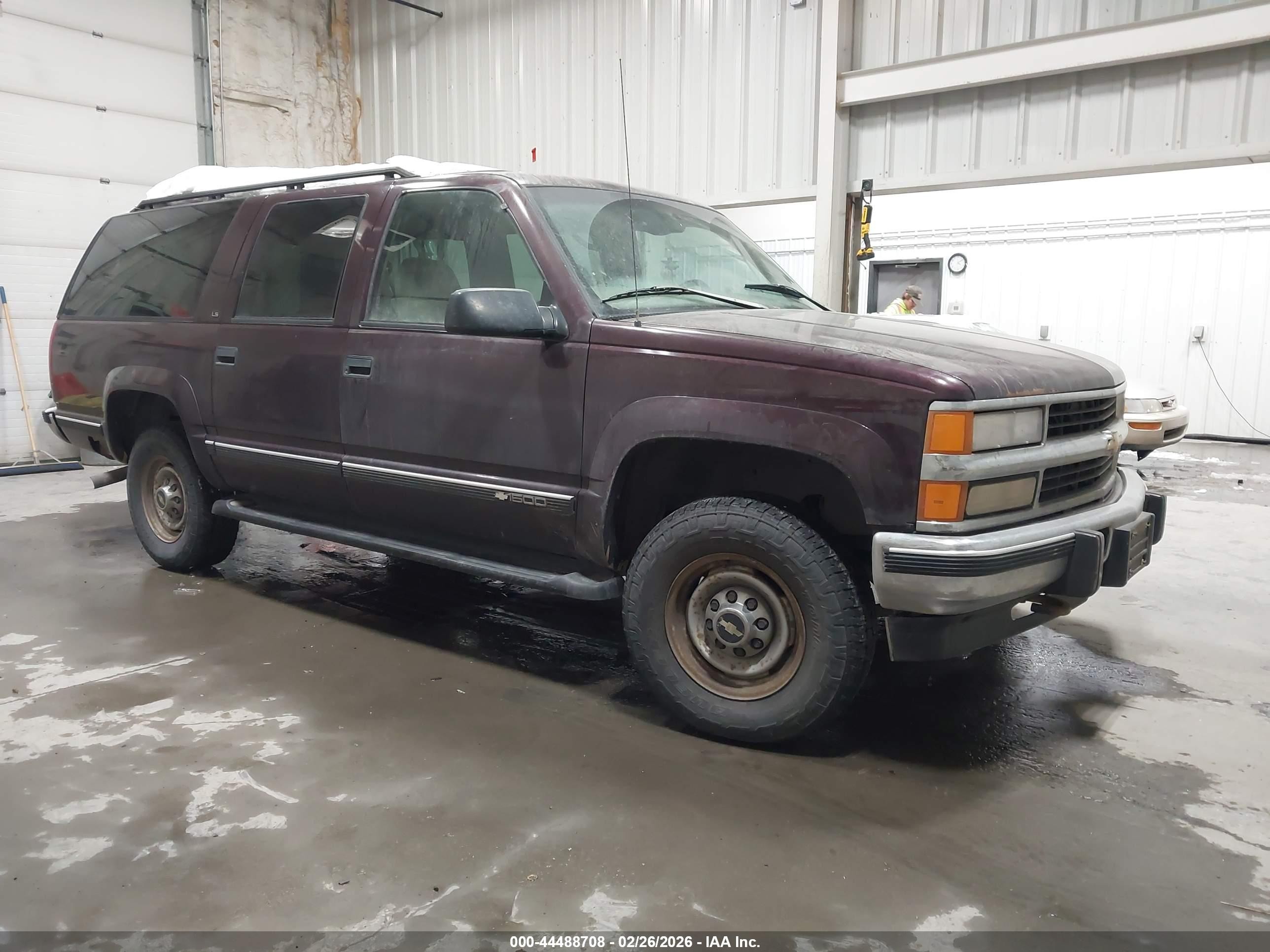 1997 Chevrolet Suburban, VIN 1GNGK16F6VJ405069 — Rear end