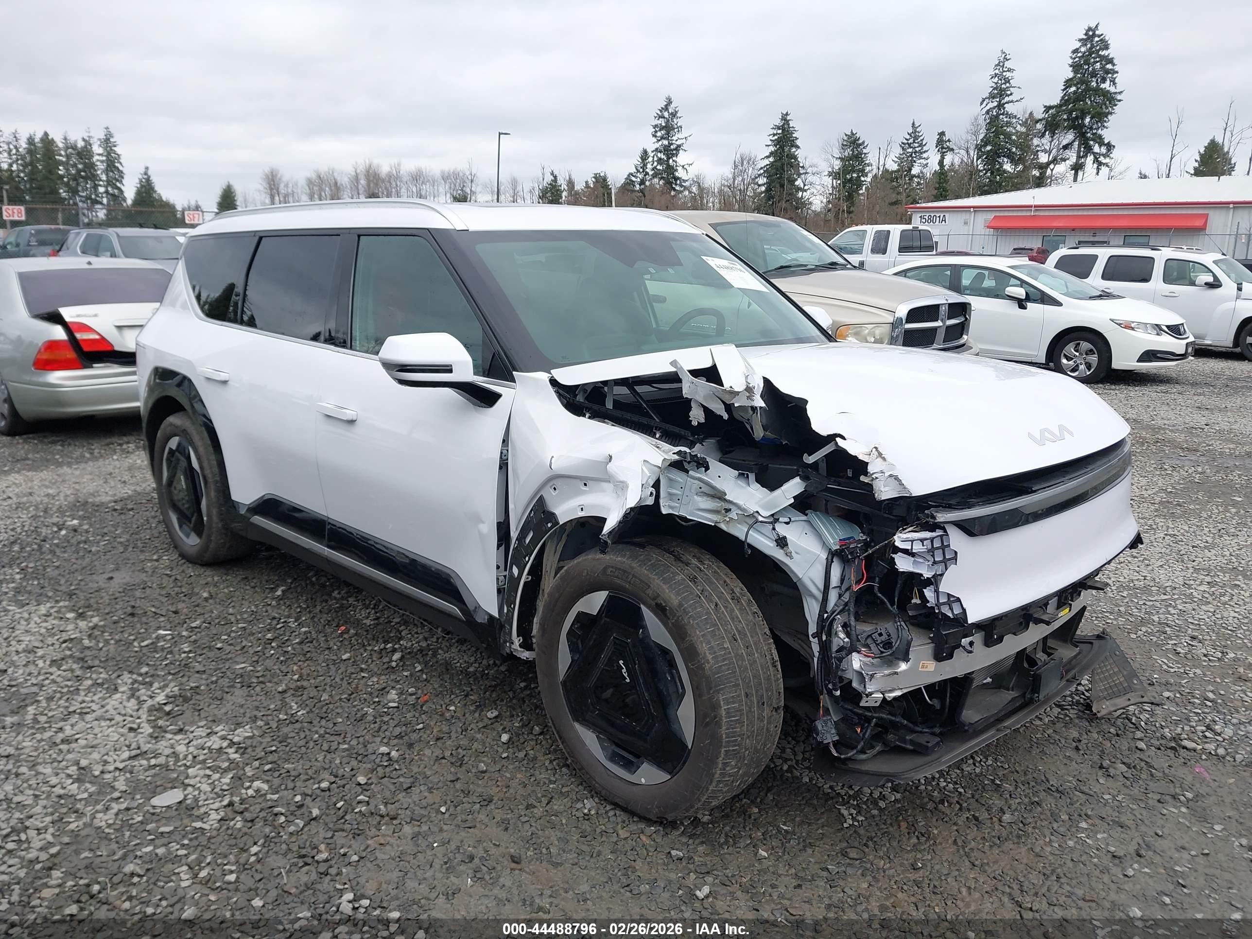 2025 Kia EV9 Land, VIN 5XYADFS59SG001052 — Front end