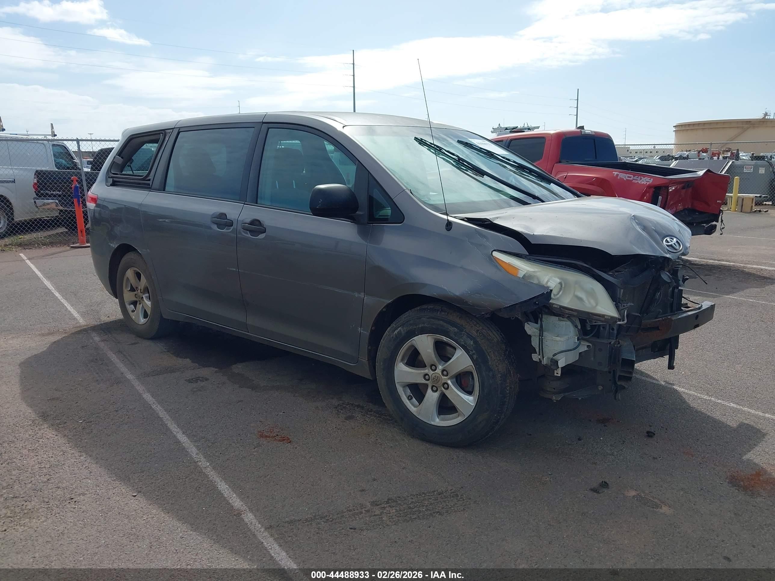 2014 Toyota Sienna L, VIN 5TDZK3DC9ES473732 — Front end