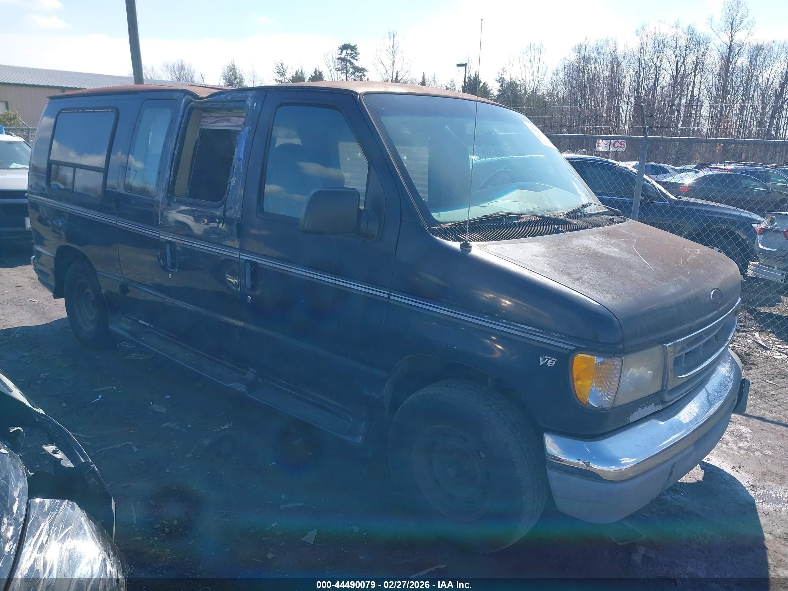 2000 Ford Econoline Cargo Recreational, VIN 1FDRE14W5YHA07600 — Side