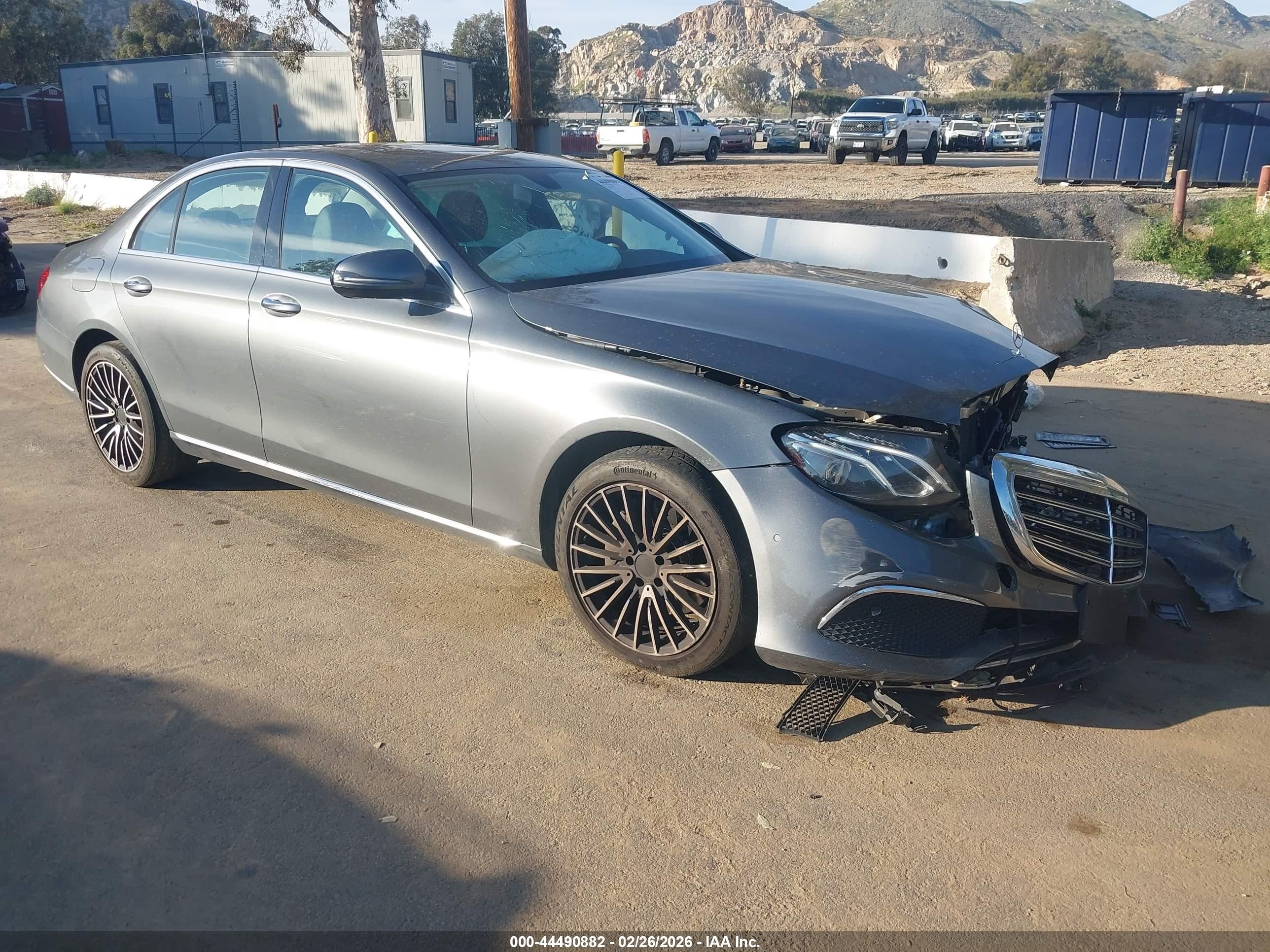 2017 Mercedes-Benz E 300 Luxury, VIN WDDZF4JB8HA067535 — Фото с аукциона
