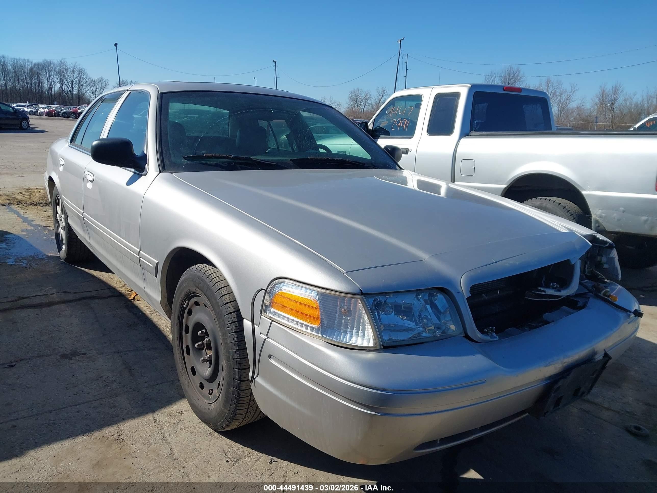 2007 Ford Crown Victoria LX, VIN 2FDHP74V57X119342 — Front end