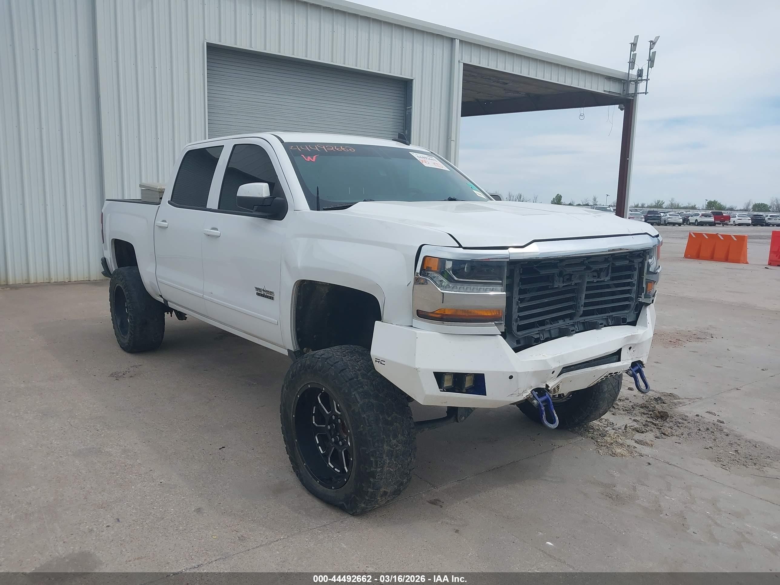 2018 Chevrolet Silverado 1500 LT, VIN 3GCPCREC4JG360205 — Front end