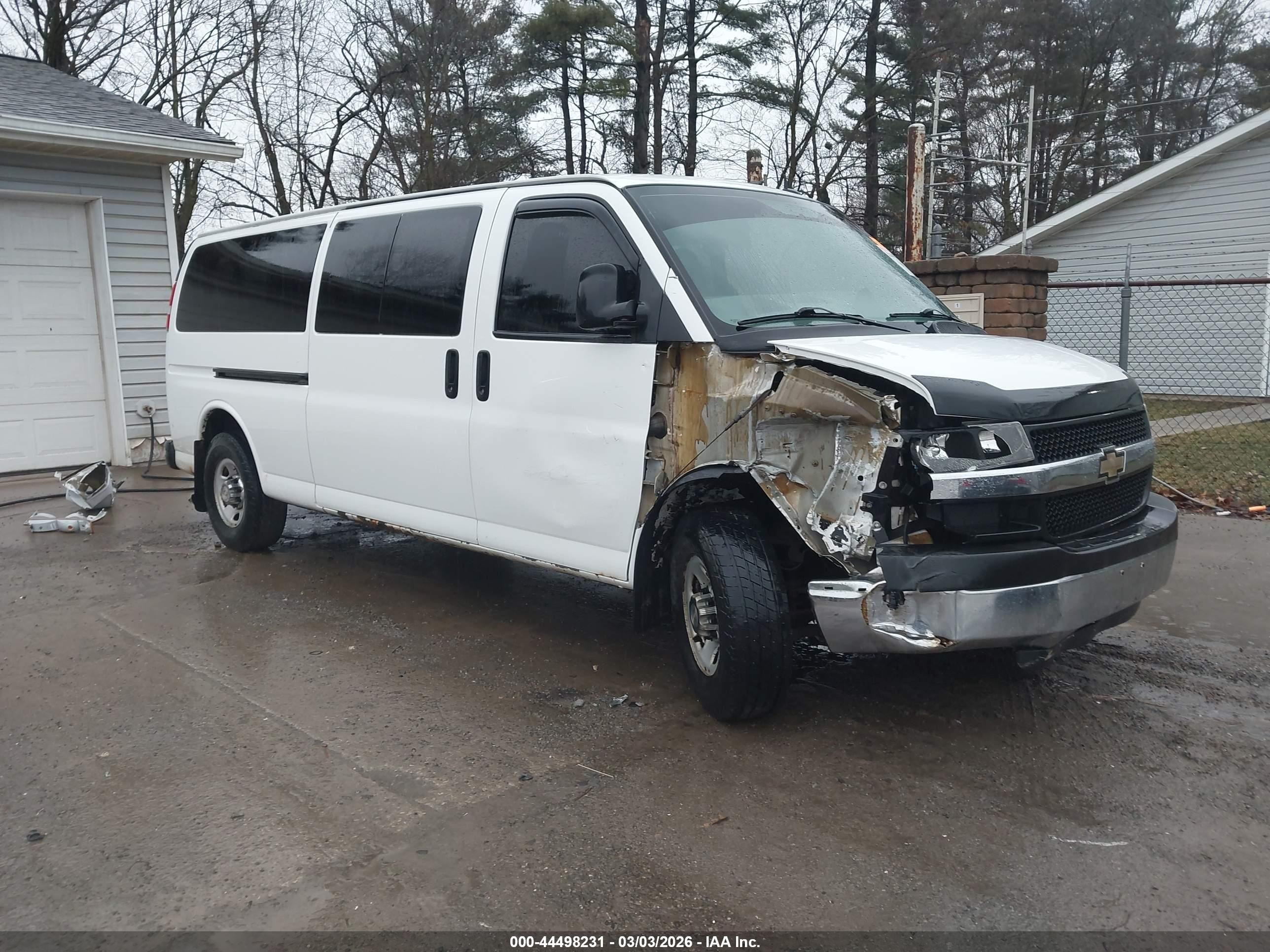 2013 Chevrolet Express Passenger LT, VIN 1GAZG1FAXD1144205 — Front end